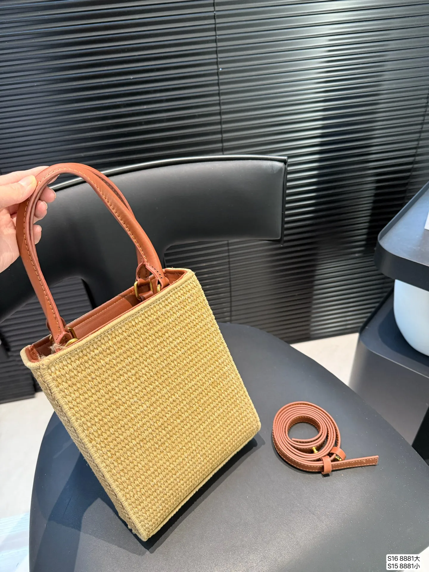 大号P130 小号P125 配盒子 罗意威编织托特包 Paulas's 1biza 夏日海岛系列推出了草编托特包包巧妙融合了托特的商务之前线条和草编的夏日风情，加上Loewe粗体大logo 真的很难不爱 尺寸大号28 36 小号17 22货号8881