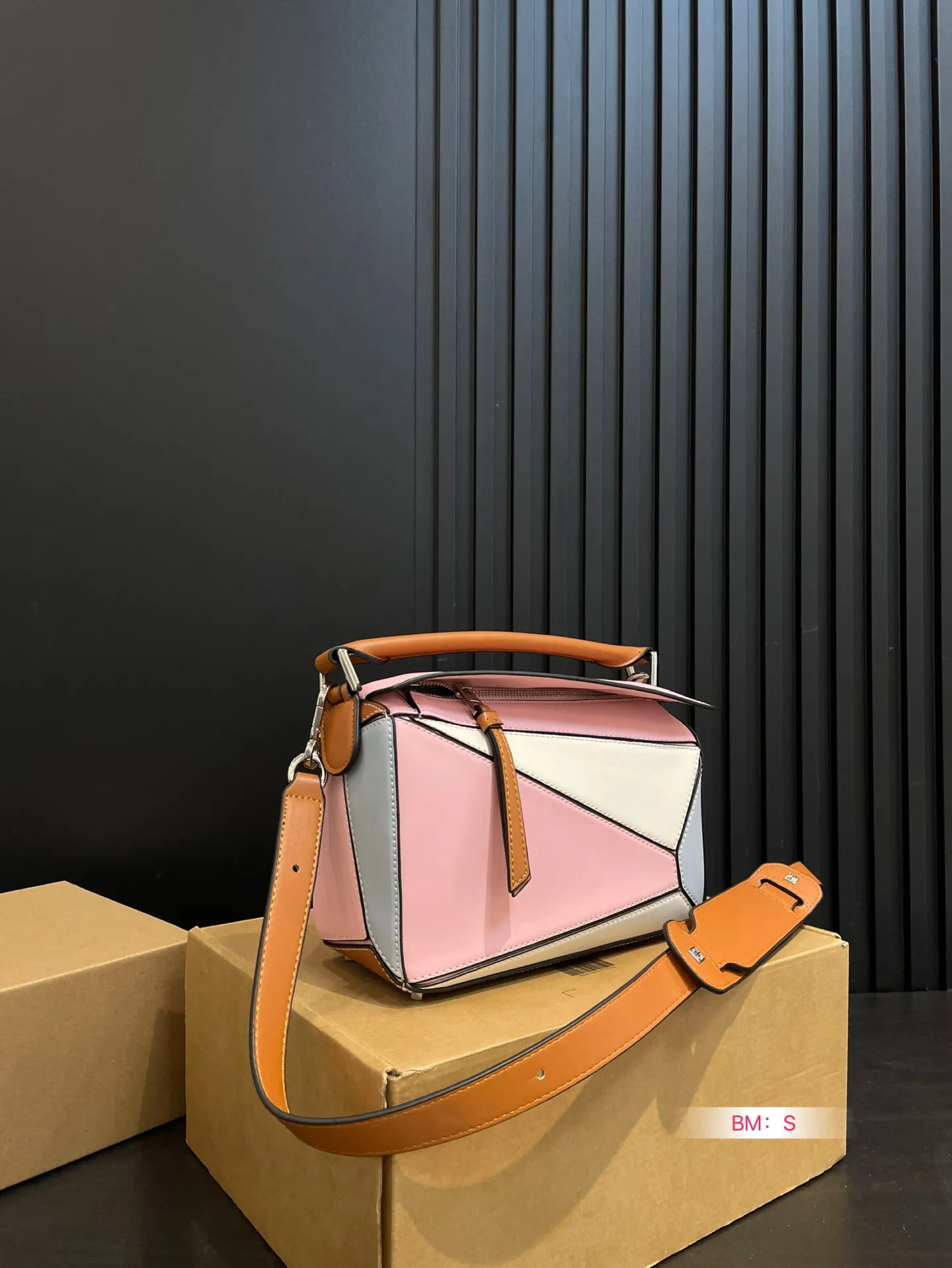 💰165 配盒 loewe 几何包puzzle 真心是不能错过的， ⚠️牛皮品质🐂！ 完全hold住！ 罗意威|一根完美的肩带 尺寸：24*15