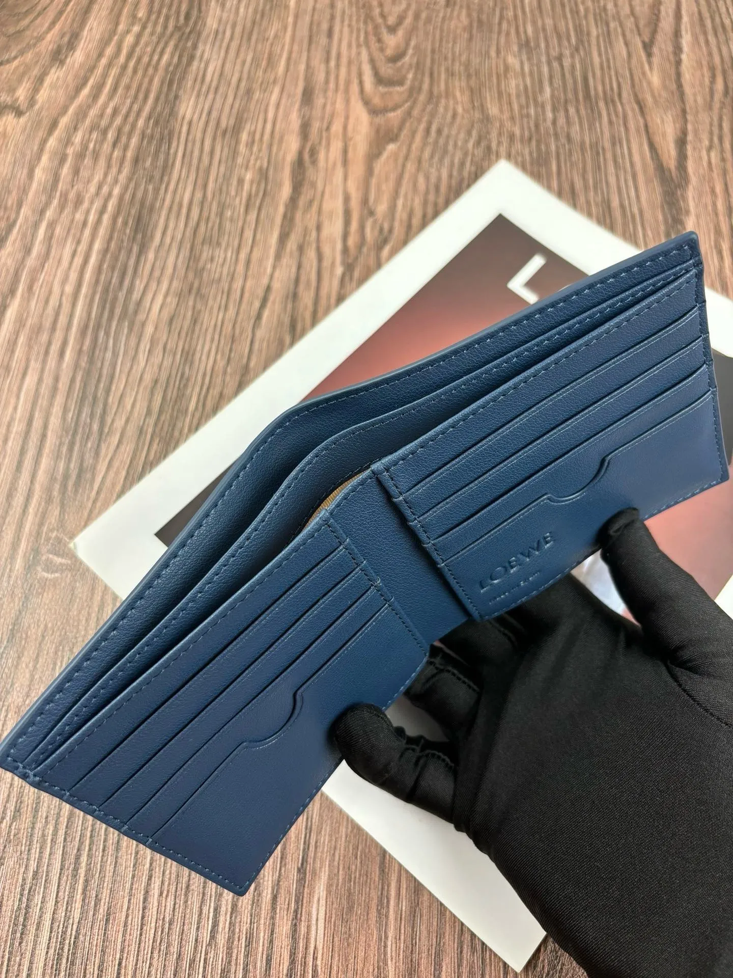 p100🎀颜色 黑 咖 蓝🎀尺寸 11x10🎀型号 L1140🎀 罗意威 Puzzle牛皮钱包绵密的手感，很有质感男女通用