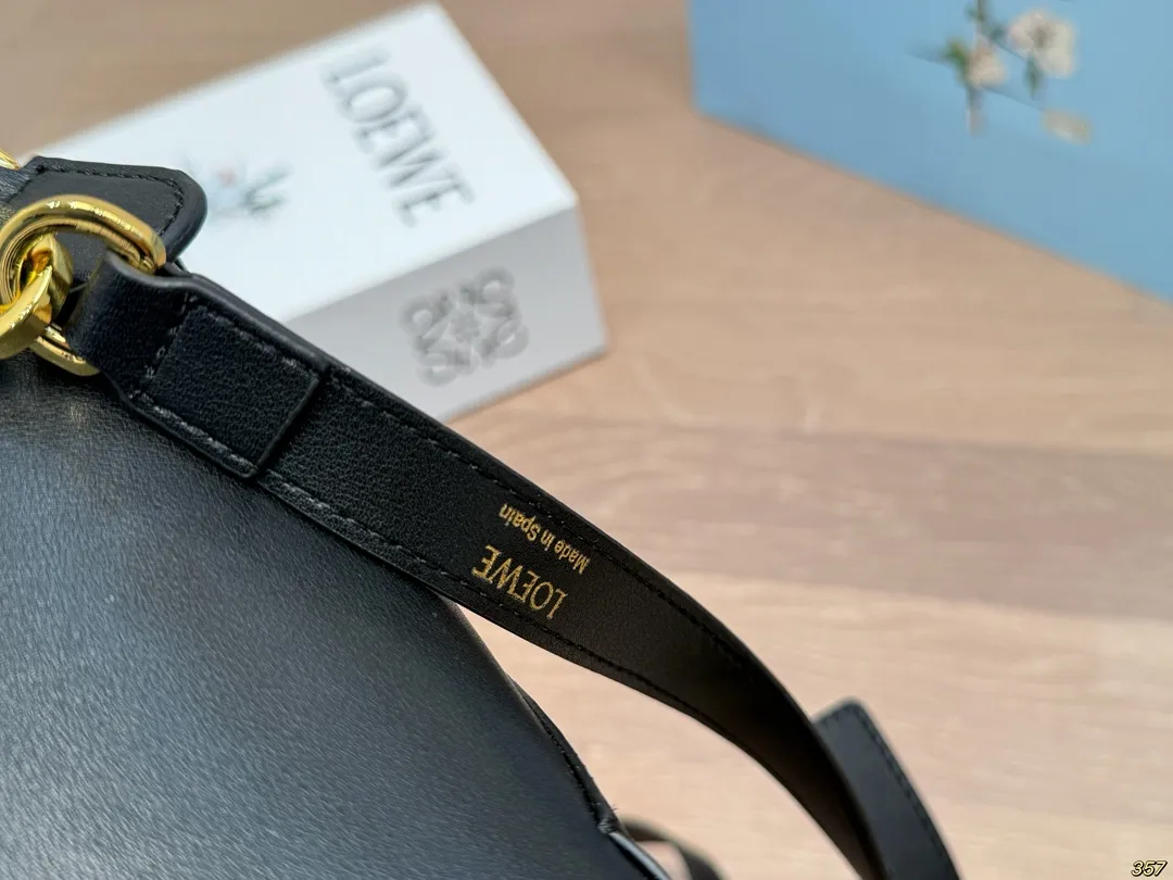 ¥205折叠盒 罗意威loewe几何包 简约大气风格 更加轻盈 可轻松驾驭各种风格 是每个酷酷女孩必入款 尺寸:23 15