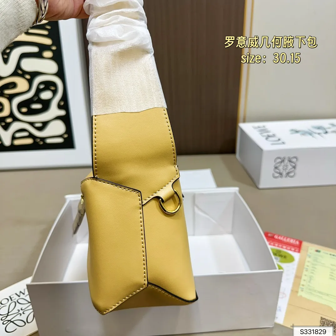 💰145 配折叠盒 尺寸30.15 罗意威 几何 puzzle hobo腋下包包型很修身 比起传统 更加轻盈 结合几何形状包身 可轻松驾驭各种风格