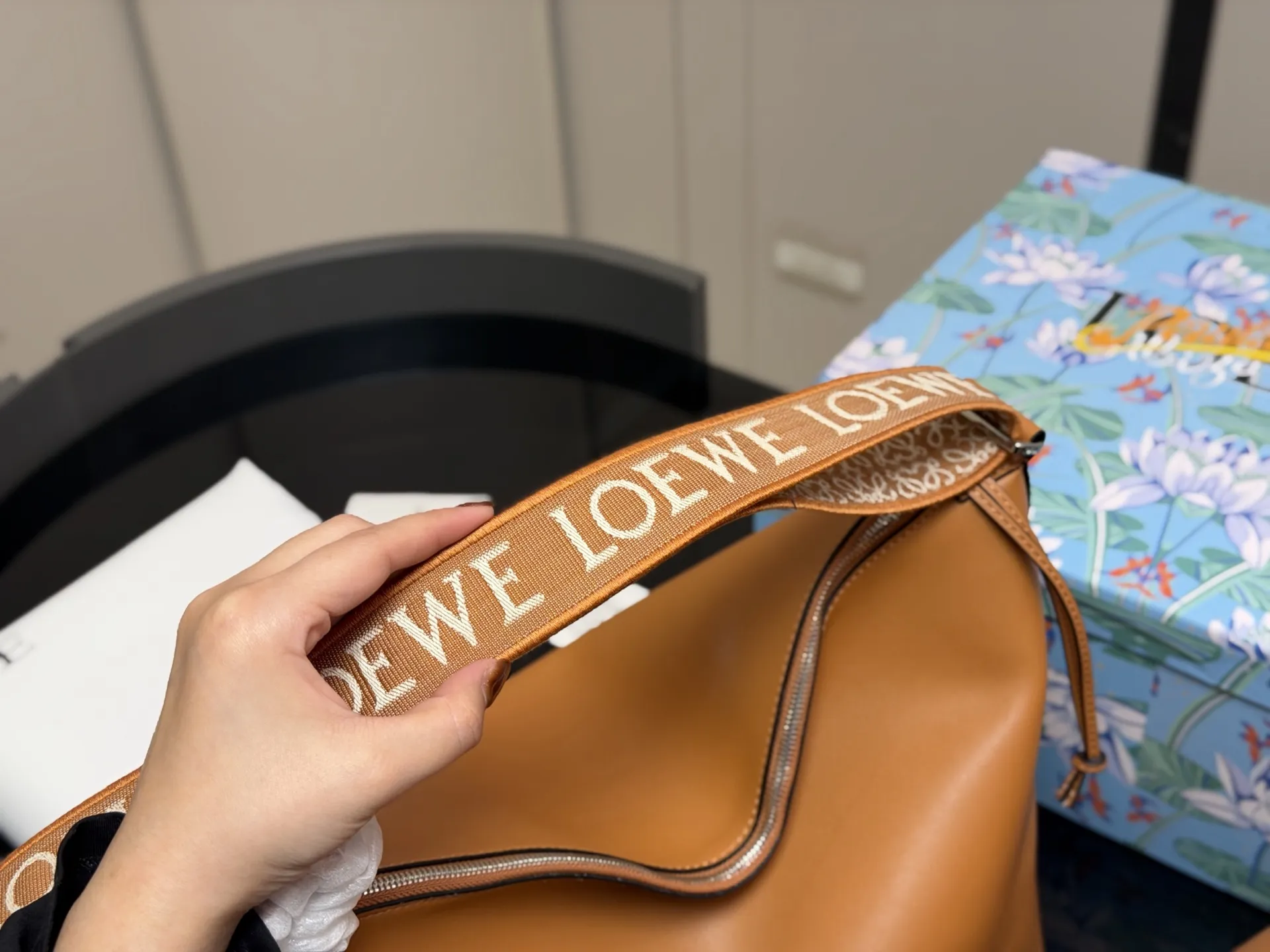 ¥185 ¥205 配盒 Loewe LOEWE/罗意威 牛皮cubi单肩包斜跨 loewe家比较低调的一个款式 小牛皮皮质超柔软自重又很轻 而且容量很大肩带可以调节能单肩斜挎 尺寸:21.22cm 33.29cm