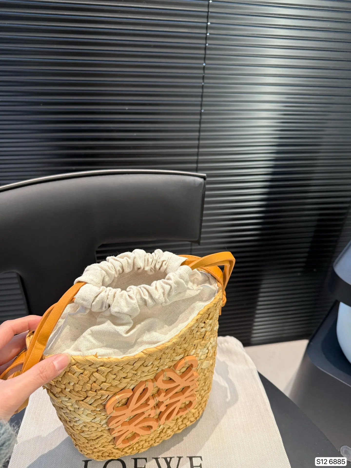 P110 罗意威编织购物袋 手感和视觉效果是一样的 包型更是完美,随意搭配!尺寸23 21 货号6885