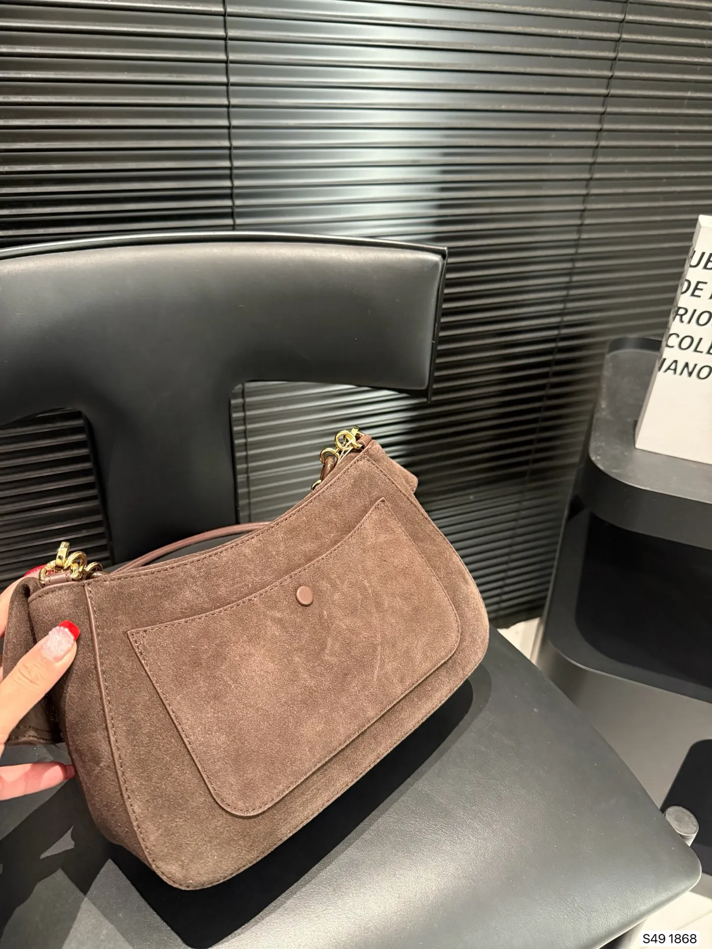 P295 罗意威Loewe 波浪裙边包包Ola杨幂同款包 弧形包身、线条流暢的翻盖和時尚甜甜圈链条。 可拆卸管狀小牛皮肩帶 可拆式甜甜圈链条 可翻盖开合 甜美俏皮风 单肩斜挎都很有韵 尺寸26 14 货号1868