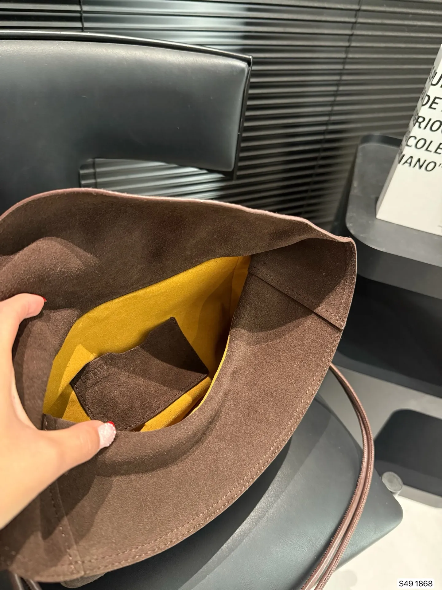 P295 罗意威Loewe 波浪裙边包包Ola杨幂同款包 弧形包身、线条流暢的翻盖和時尚甜甜圈链条。 可拆卸管狀小牛皮肩帶 可拆式甜甜圈链条 可翻盖开合 甜美俏皮风 单肩斜挎都很有韵 尺寸26 14 货号1868