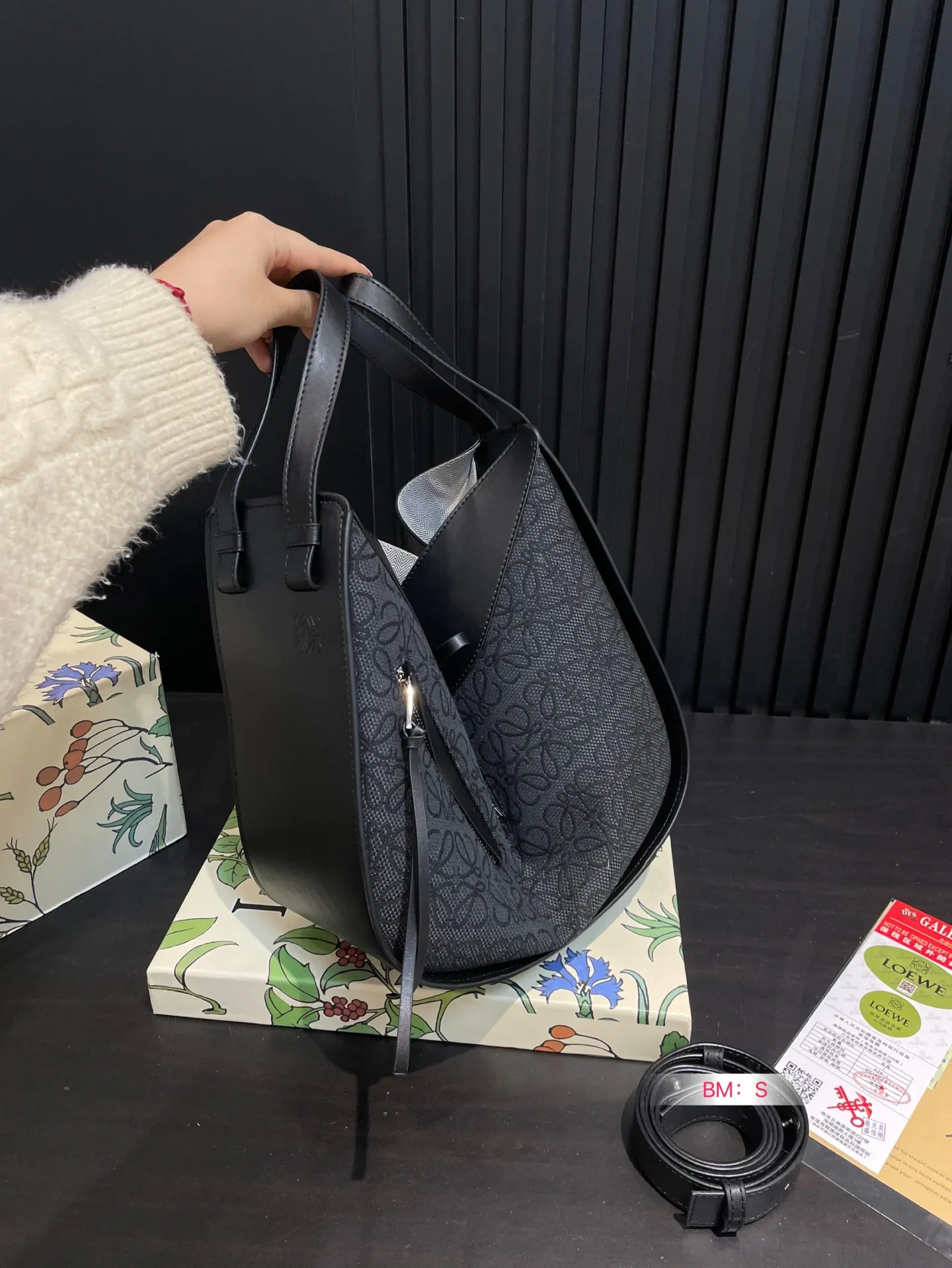 💰190 配盒 Loewe/罗意威🎒HAMMOCK吊篮水桶包，可爱暴击🔅超级Q 干净而利落的造型与背景.蕴含的优雅魅力.包包造型多变，可手提可单肩，设计简单利落 尺寸26*25cm