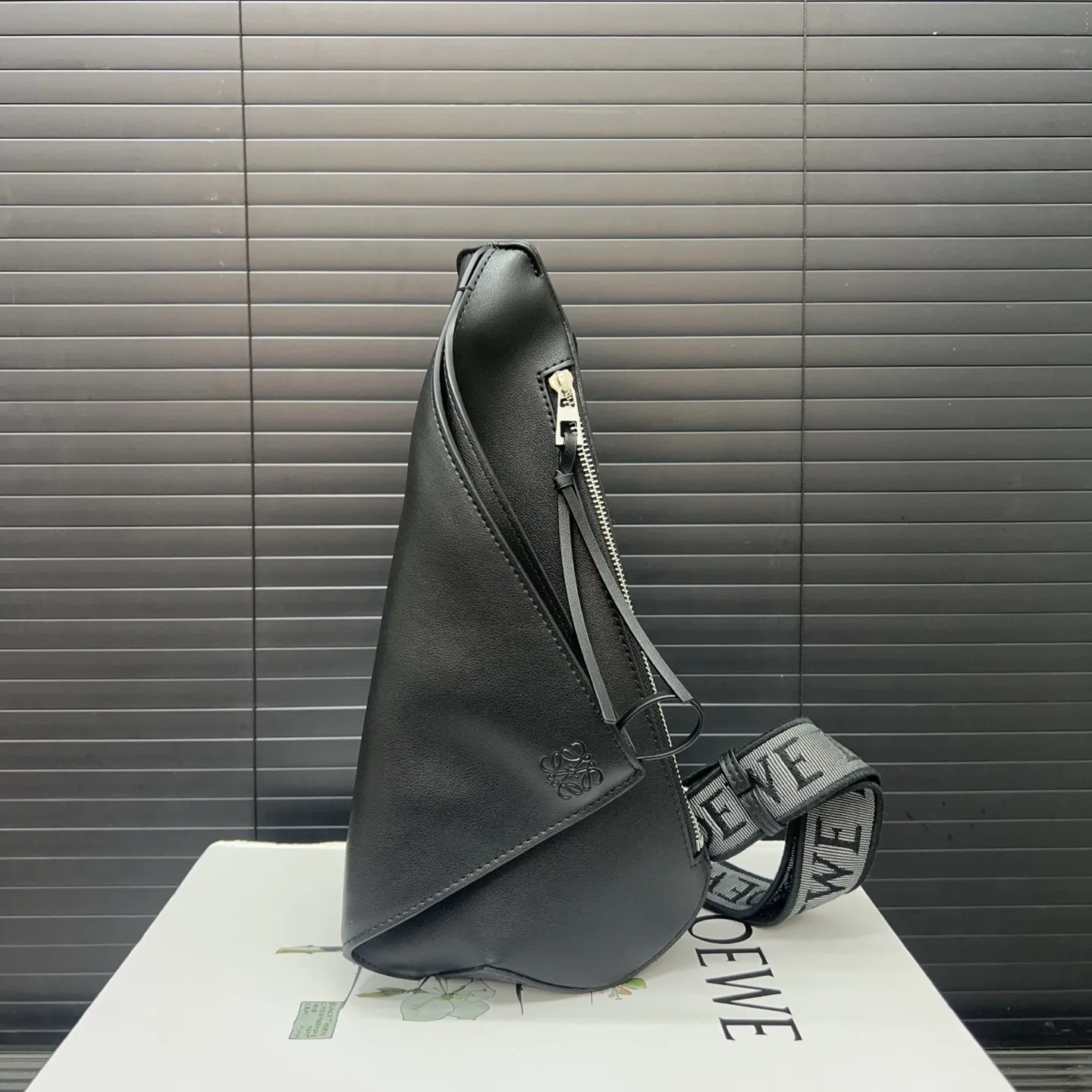 P255 LOEWE 罗意威 Anton Sling 银色配件装饰 小牛皮 胸包 牛皮单肩包斜挎包 经典百搭 实物拍摄 原厂原版面料 配送防尘袋 配盒 18 x 33 cm。