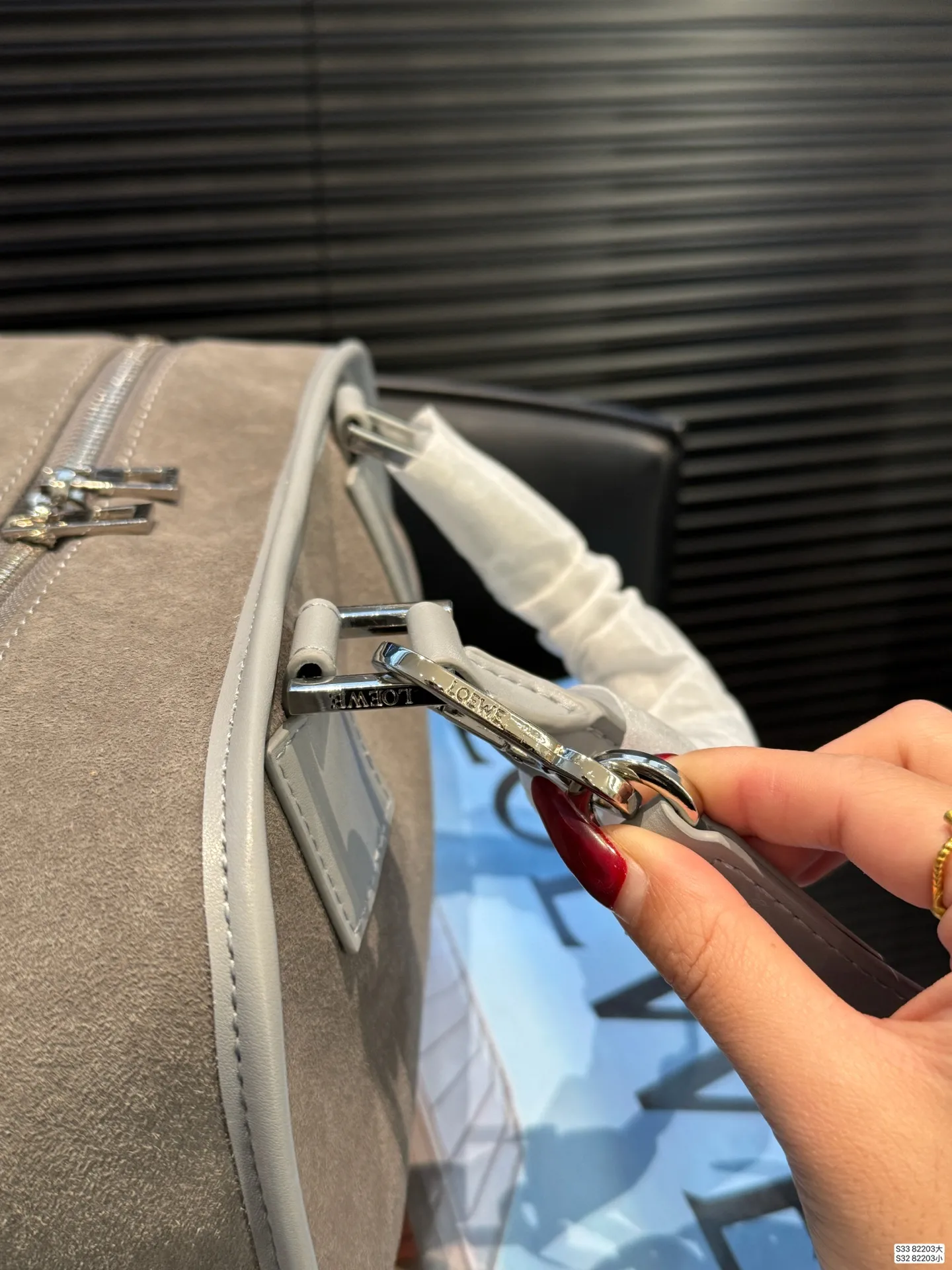 大号P215 小号P210 配盒子 罗意威这只简直太乖了 麂皮包今年冬天简直不要太火 银色loewe小锁也是酷的很 这个还可以加肩带单肩斜挎 一整个就是实用的美包! 尺寸大36.5 21 小28.5 16 货号82203