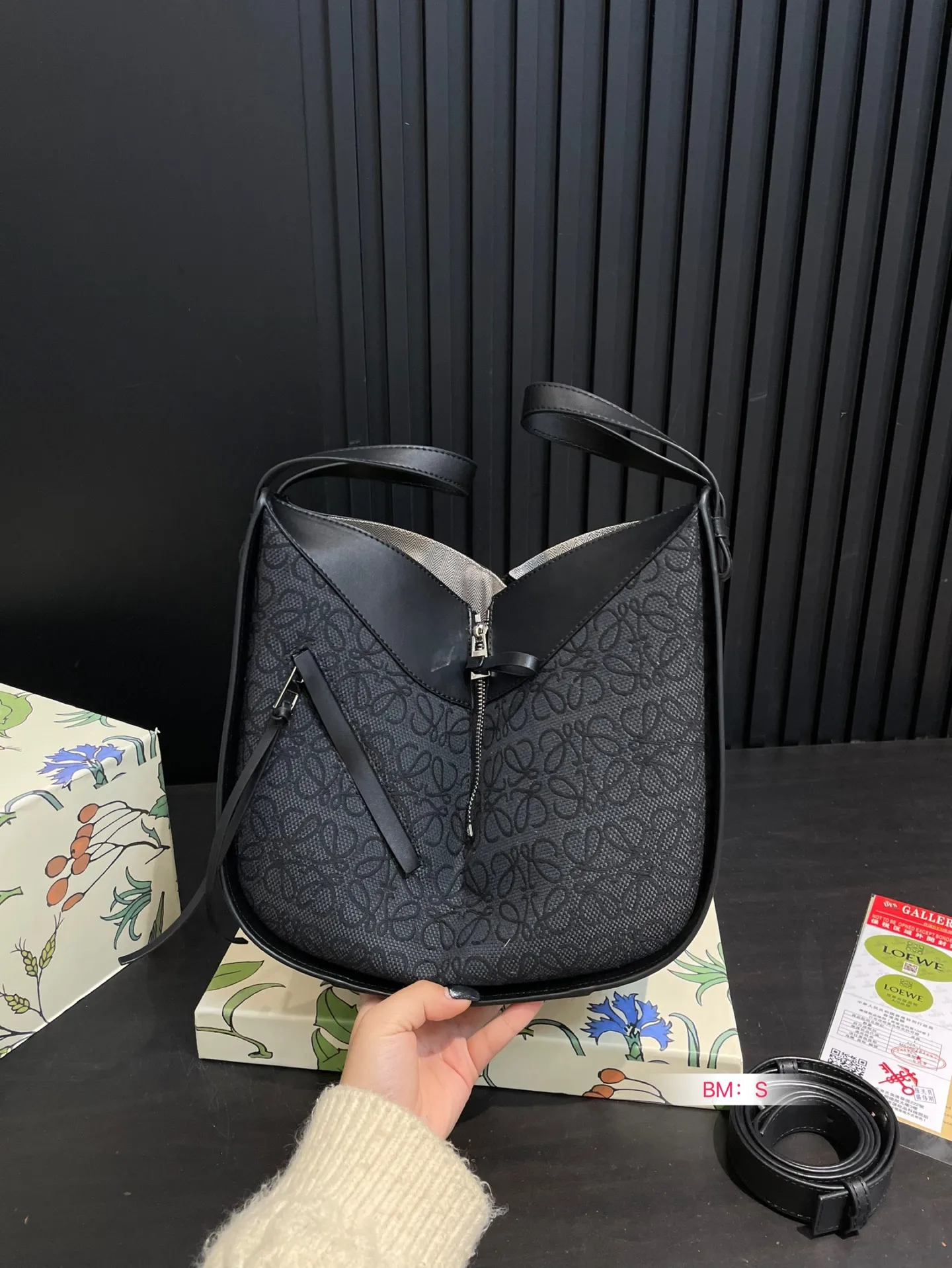 💰190 配盒 Loewe/罗意威🎒HAMMOCK吊篮水桶包，可爱暴击🔅超级Q 干净而利落的造型与背景.蕴含的优雅魅力.包包造型多变，可手提可单肩，设计简单利落 尺寸26*25cm