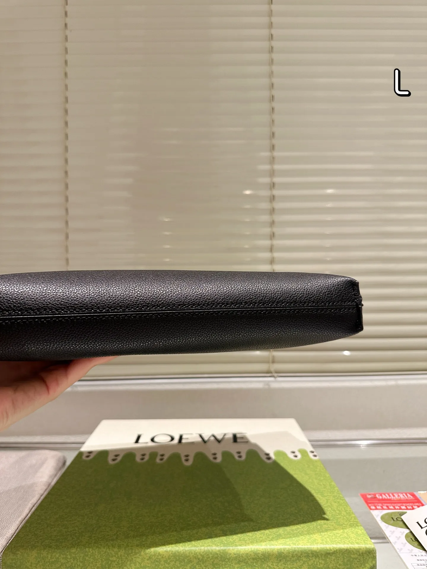 配礼盒🎁P140 Loewe 罗意威 手包 520限定手袋 甜而不腻的日常搭配 颜值质感被拿捏住了 凹造型必备✔️ 尺寸:31.20cm