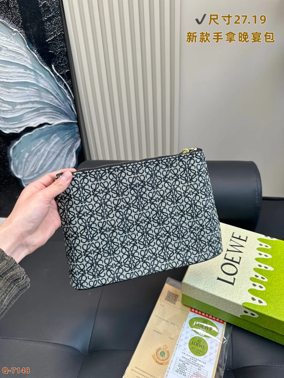 💰105 配礼盒 LOEWE罗意威新款帆布手拿包晚宴包 满logo帆布手包,加宽底座空间超大,满足日常所需~简单大方,手感超好!! 尺寸27.19