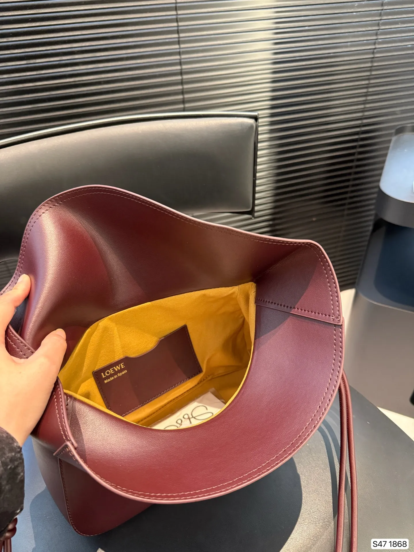 P285 罗意威LOEWE|七夕限定 Ola手袋,一眼心动! LOEWE这款 Ola手袋是七夕专属,简直美哭!弧形设计流畅优雅,搭配醒目的甜甜圈链条,辨识度超高。超实用,光滑牛皮革柔软轻便,背着毫无负担,超适时髦,细节太戳人:可拆卸管状肩带和链条,自由切换单肩或斜挎;翻盖开合顺滑,内袋收纳超方便。LOEWE烫金标志低调奢华,百搭又显气质。 尺寸:26 17 货号1868