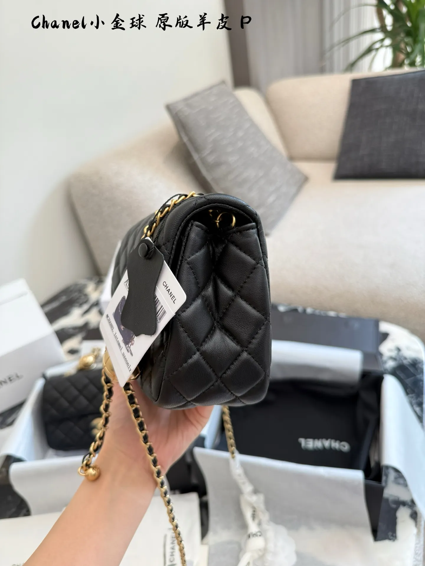 p220p225 羊皮 金球方胖子 “New Arrival” 最美金球方胖子人间香奈儿 白富美小姐姐必备款 ■单独夸最让人挪不开眼 就是小金球了太高级~ 今年的新款小香包链条可以调节 这一点太人性化了不管是高个子还是小个子圈都可以驾驭 #Chanel小金球 17cm20cm