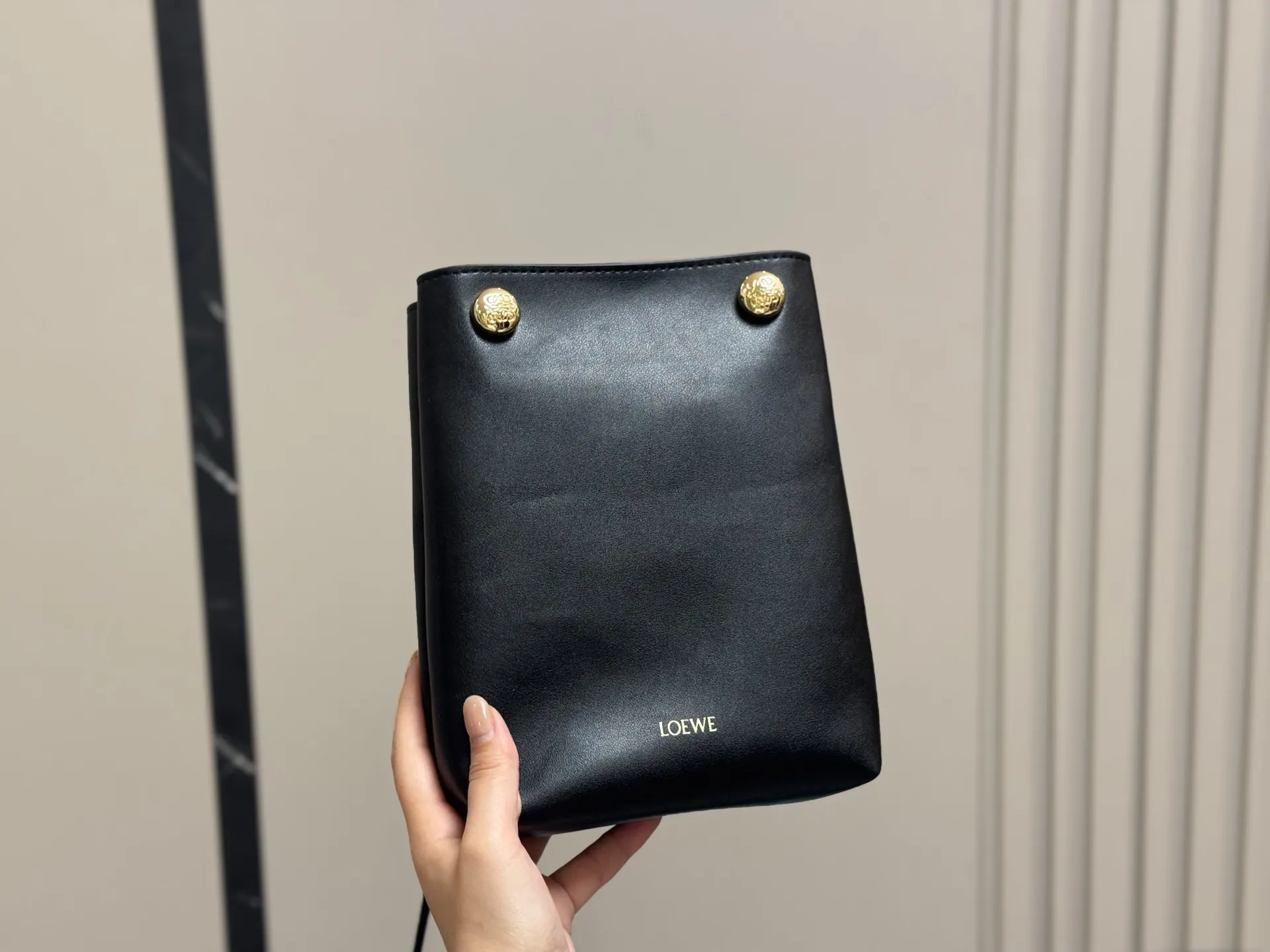 ¥145 配盒 罗意威pebble pouch 好能装 罗意威新出的pebble手机包 又好看又能装~ 自带的肩带可以随意调节 配上毛毡小挂件 很可爱 放手机充电宝墨镜盒等等都能放下 超级实用的包包 推荐! 尺寸:18.22cm