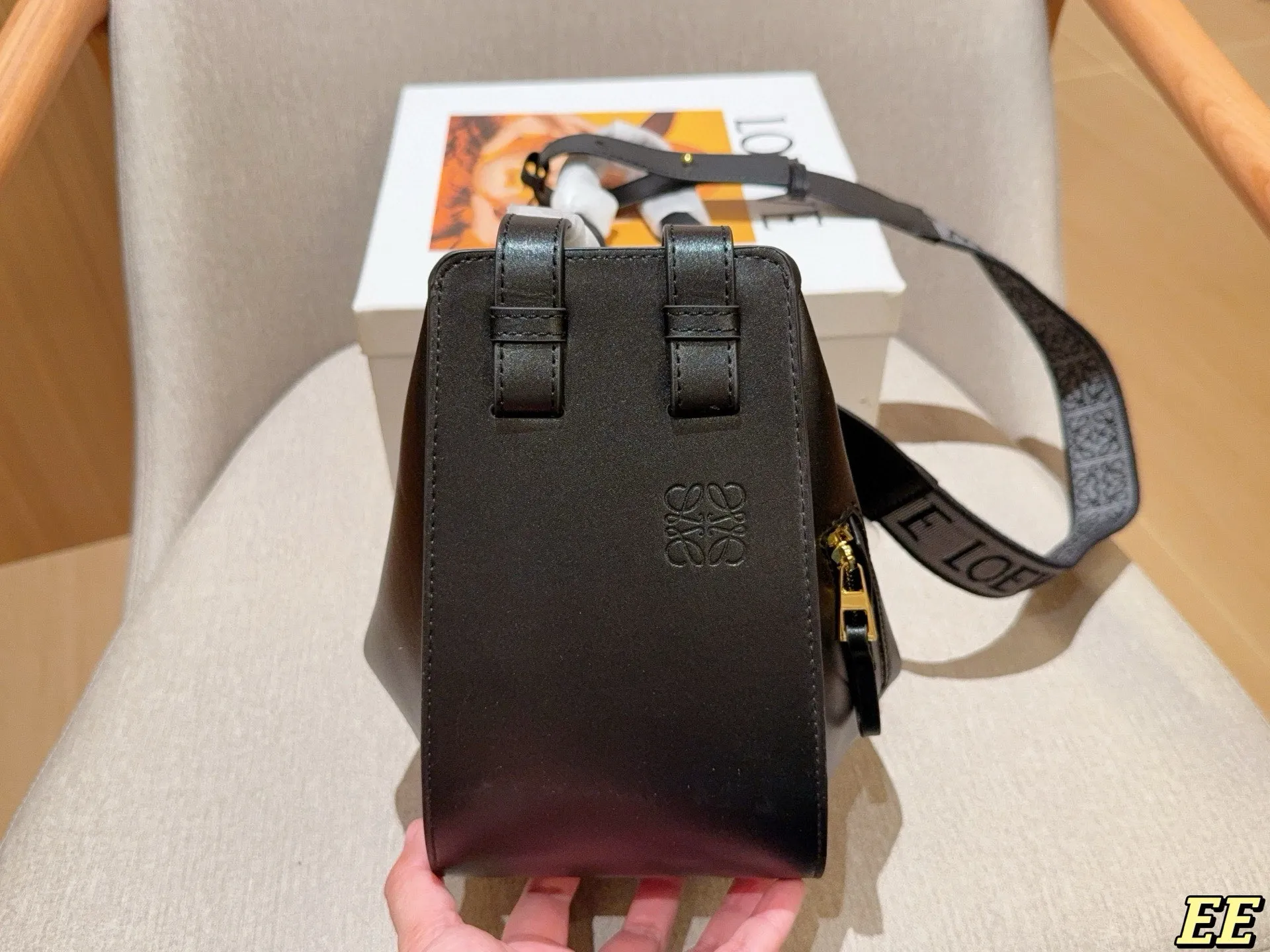 💰190 Loewe罗意威 新款的hammock 吊床包 时尚界“变形金刚” 单肩、斜挎、手拎、N种背法👜 尺寸:21×22×13 礼盒包装🎁