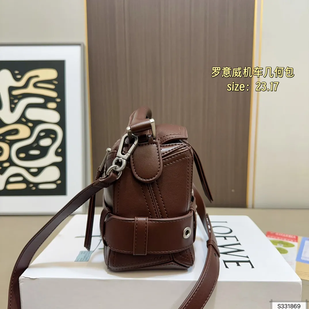 💰185(折叠盒) 尺寸:23.17 LOEWE 罗意威新版上市puzzle Biker机车几何包 几何形设计,质感磨砂五金件,各个颜色都超美👍 容量大,实用又不失设计感! 休闲又百搭,通勤也可以背‼️