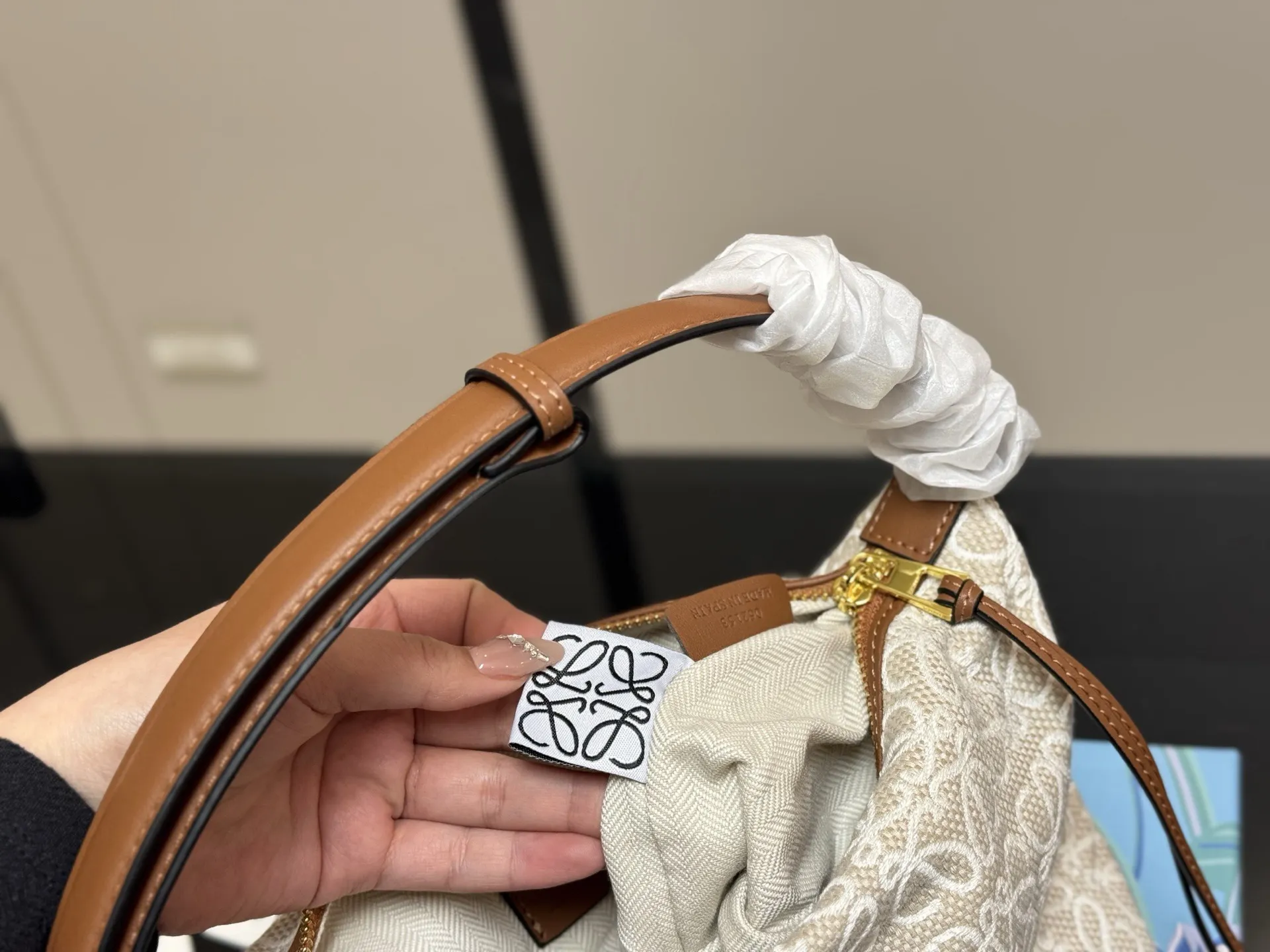 &yen;130 配盒 罗意威最近超级火的便当包 最新款Loewe cubi 提花帆布材质搭配黑色 这个颜色最好看！ 尺寸:22&times;15cm（小） 搜索🔍罗威饭盒包