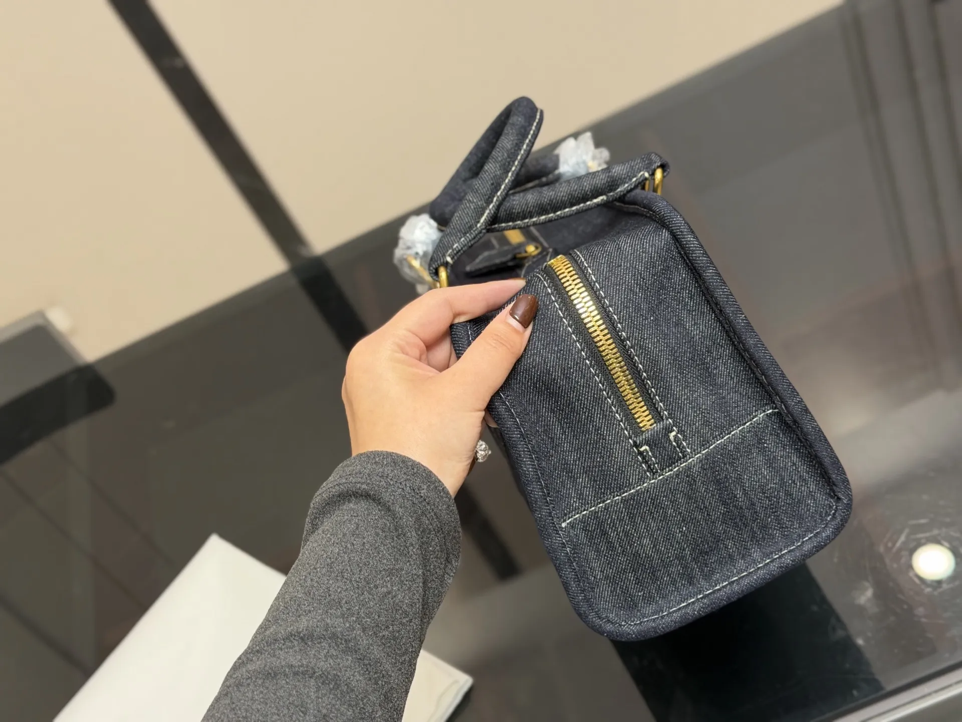 &yen;220 这才是罗意威最值得入的中古包吧! 太好装了容量很大出差旅行必备的大包首选真的很小众因为这一只是中古包所以很少见~ 但是真的好好看拼色帆布有一种流浪的艺术家的感觉还可以斜挎的小个子女孩子也hold住~ 中古包包分享|罗 意威中古 尺寸:29.18cm