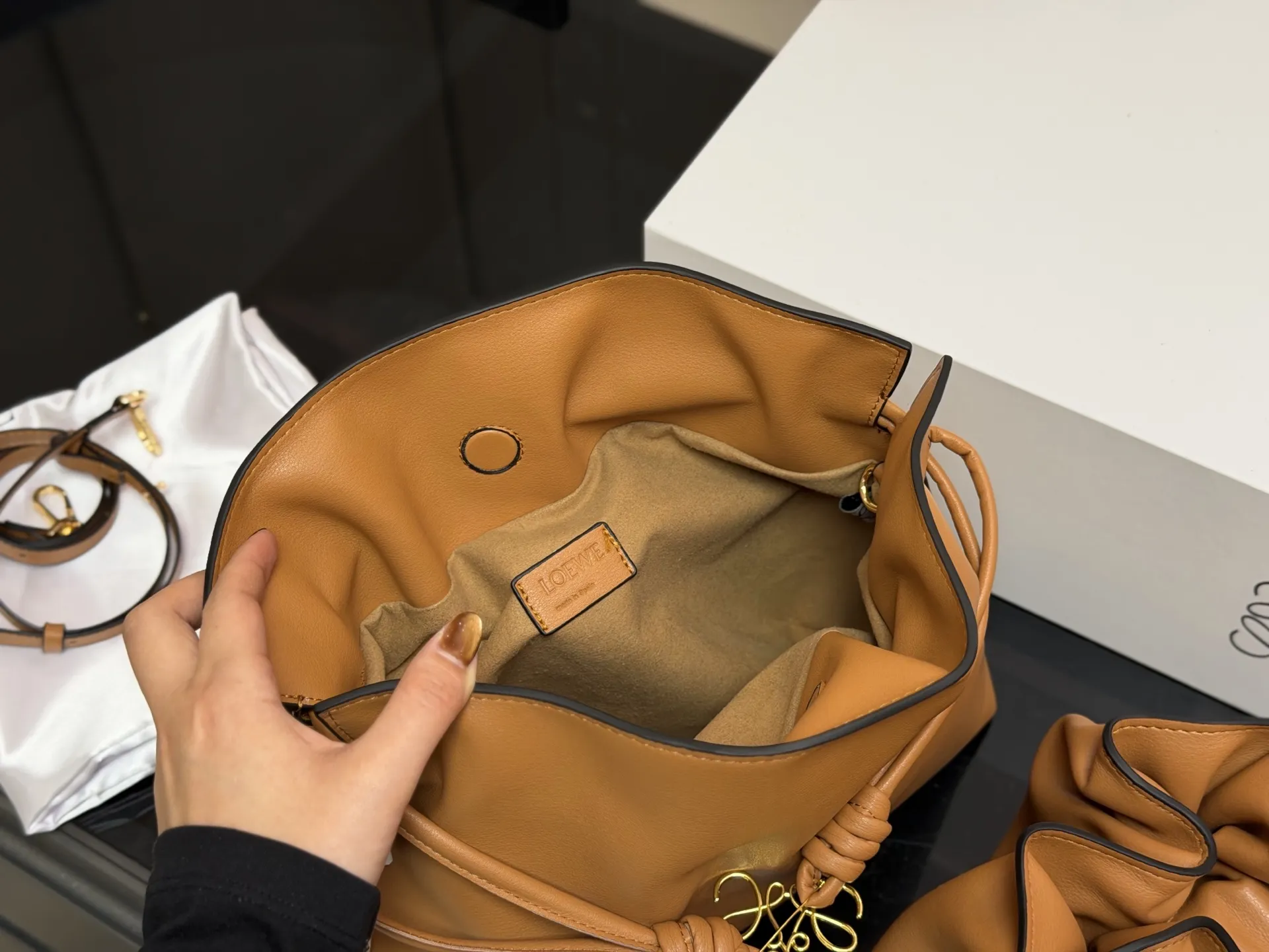 ¥235 ¥215 配折叠盒 Loewe 罗意威 Flamenco福袋包 手感柔软细腻,搭配Anagram金属标志,低调又奢华。容量大,通勤休闲都很适合。肩带可拆卸调节,手提、单肩、斜挎随心切换,灵活百搭國。磁扣开合方便,内部空问宽敞,收纳无压力。Flamenco 系列灵感源自西班牙弗拉门戈舞,优雅又有艺术气息。 尺寸:29.25cm 22.18cm