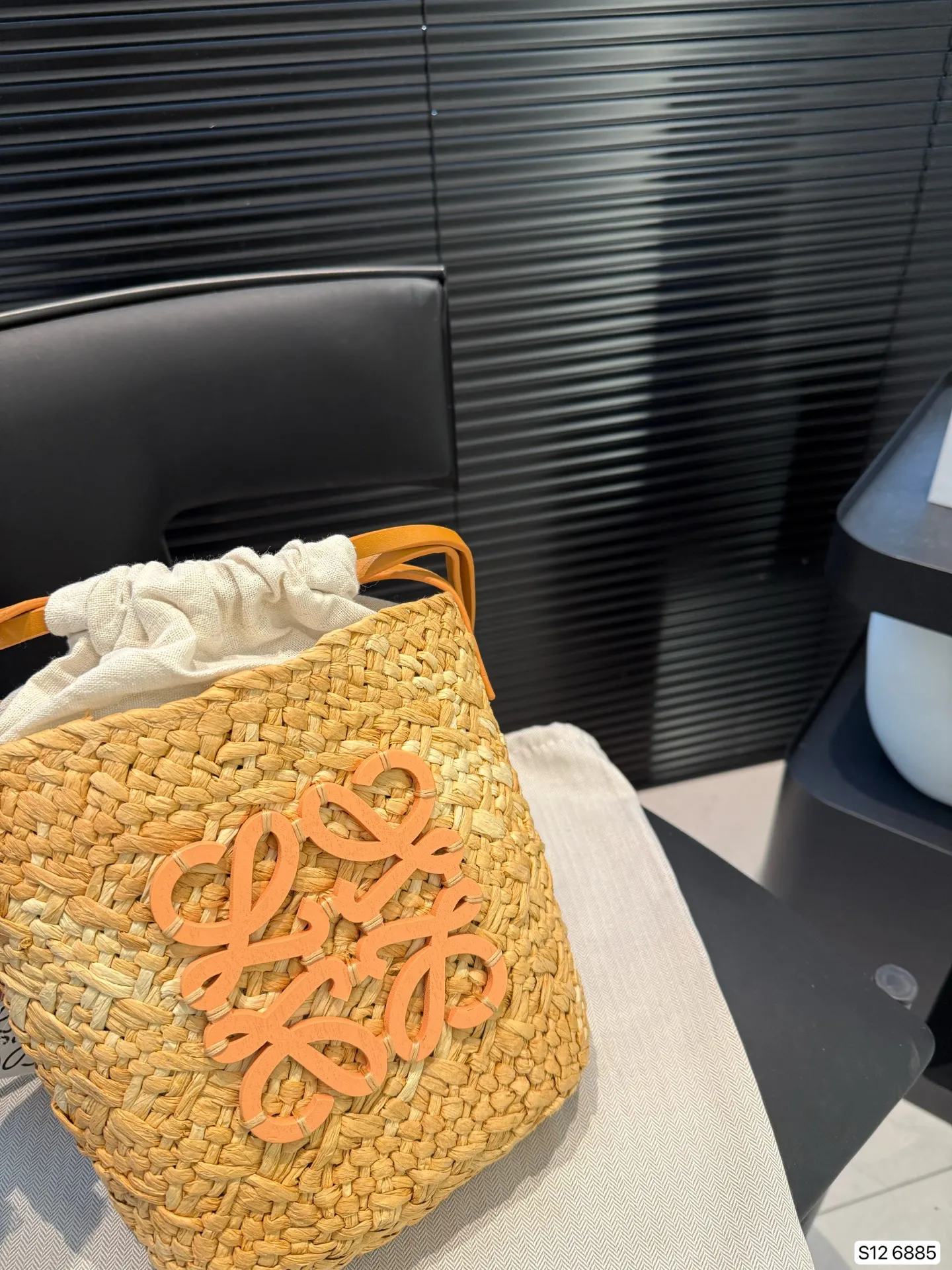 P110 罗意威编织购物袋 手感和视觉效果是一样的 包型更是完美,随意搭配!尺寸23 21 货号6885