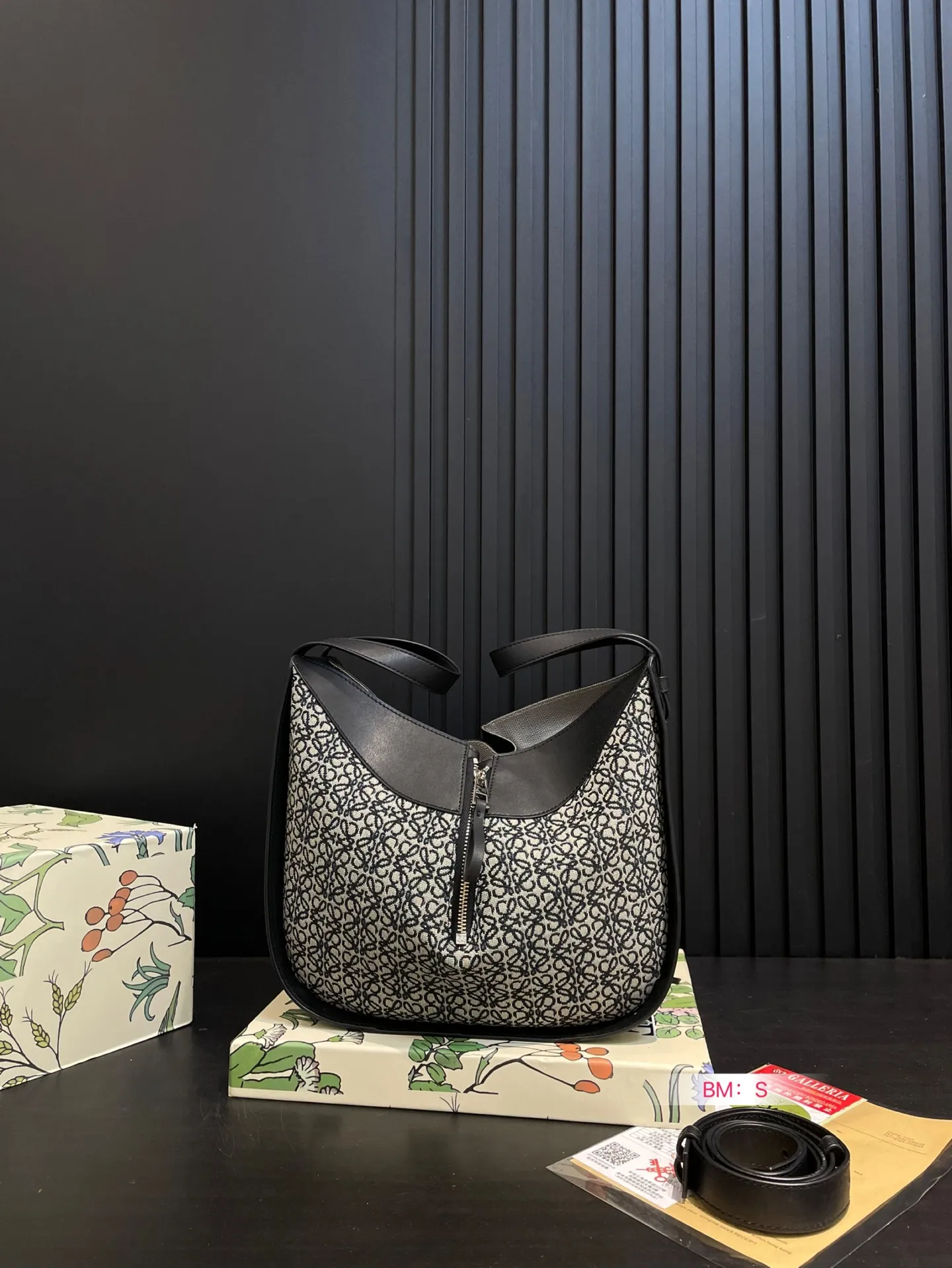 💰190 配盒 Loewe/罗意威🎒HAMMOCK吊篮水桶包,可爱暴击🔅超级Q 干净而利落的造型与背景.蕴含的优雅魅力.包包造型多变,可手提可单肩,设计简单利落 尺寸26*25cm