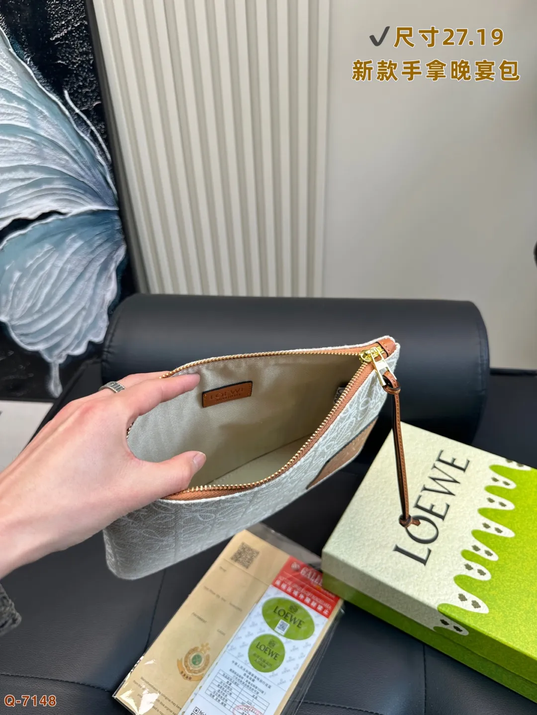 💰105 配礼盒 LOEWE罗意威新款帆布手拿包晚宴包 满logo帆布手包,加宽底座空间超大,满足日常所需~简单大方,手感超好!! 尺寸27.19