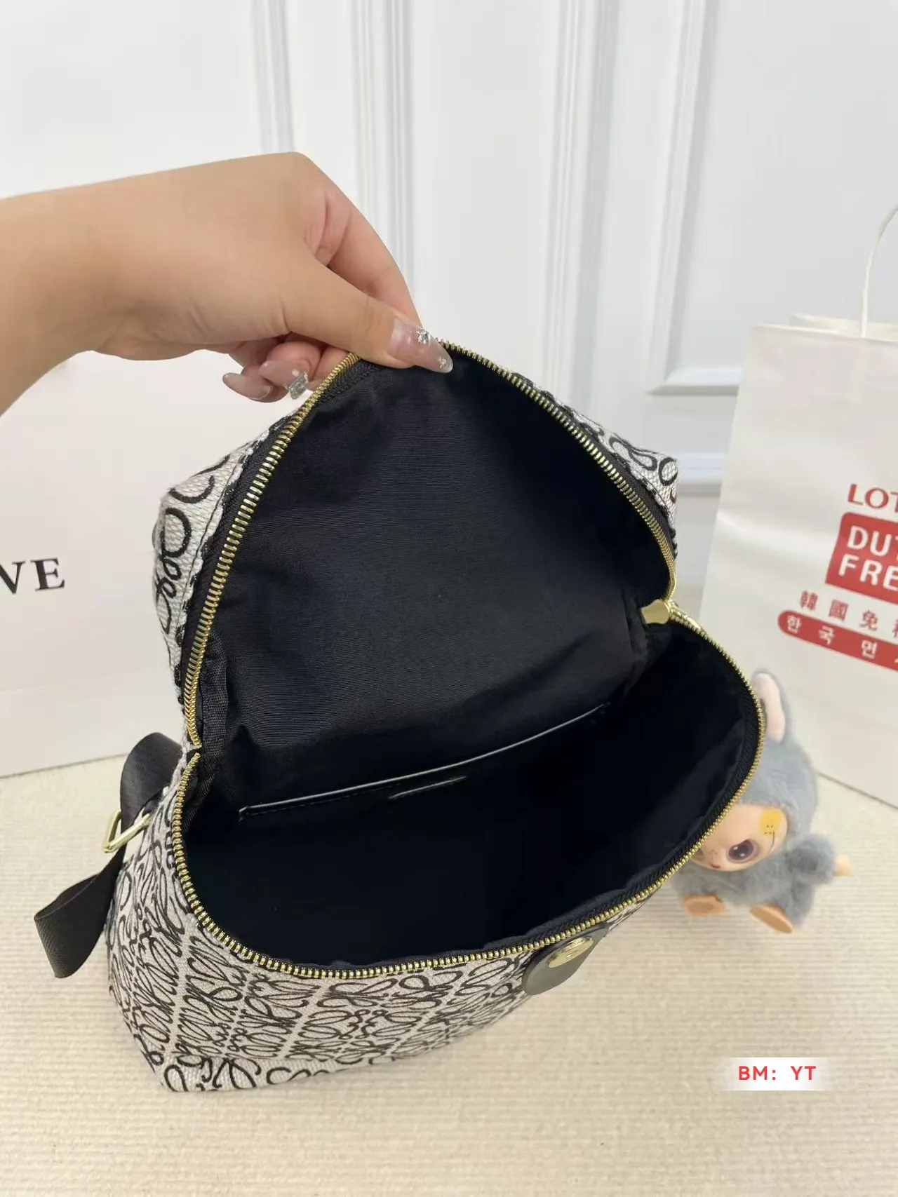 💰120 罗意威 爆款双肩出货 新款 男女背都好看 作为一只合格的双肩包 一定要好看 舒适 耐造 背包比较大 远途旅行带它准没错 也是学生党的最佳选择 超级实用 再适合不过小哥哥们和高挑的小姐姐啦 😍尺寸:25*28