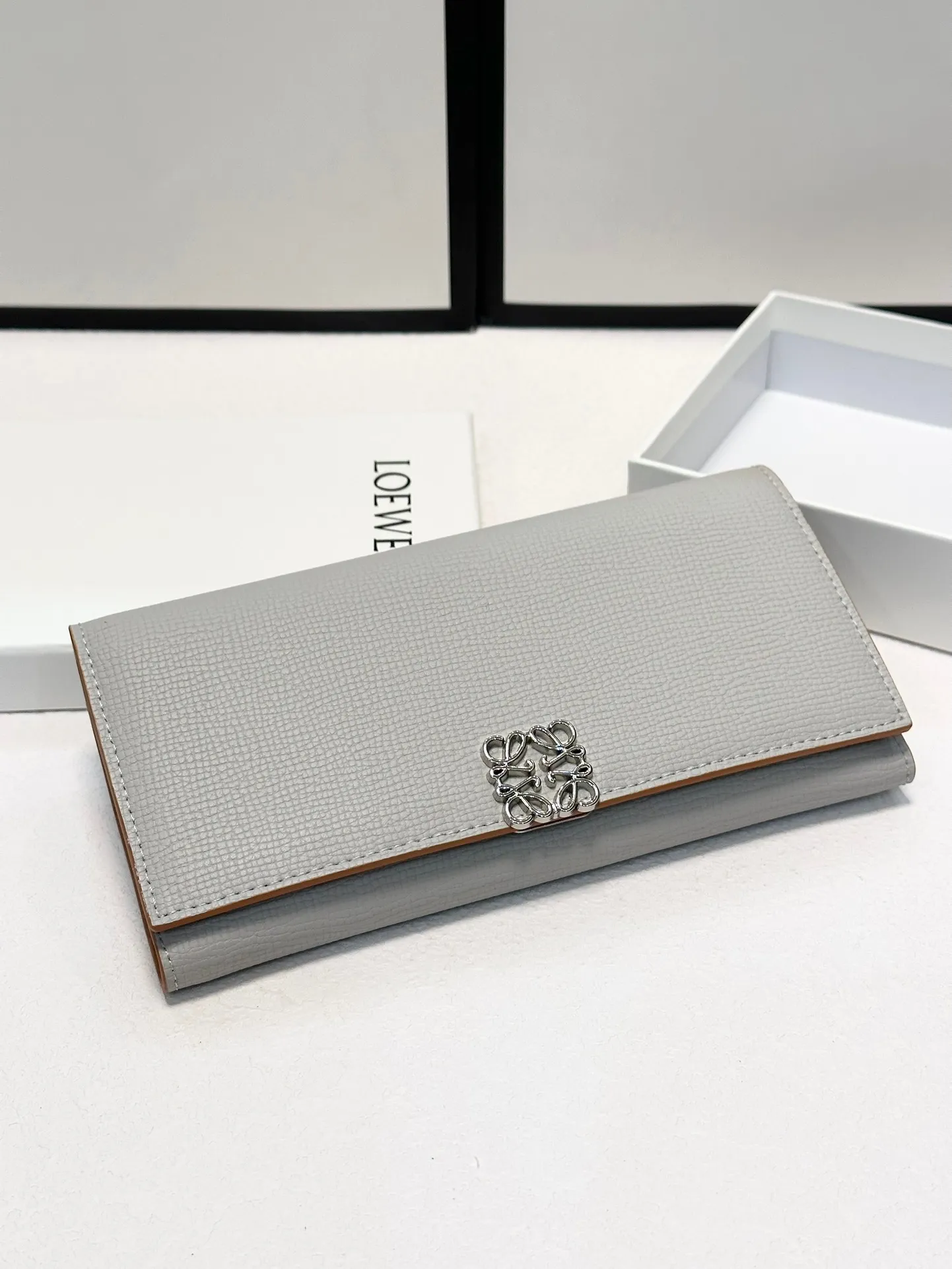 P125🎀🎀颜色 大象灰 黑色 灰白 土黄色 🎀尺寸 19x10🎀罗意威爆款牛皮长款钱包🔥款式经典做工精细耐磨耐用手感极佳❤️