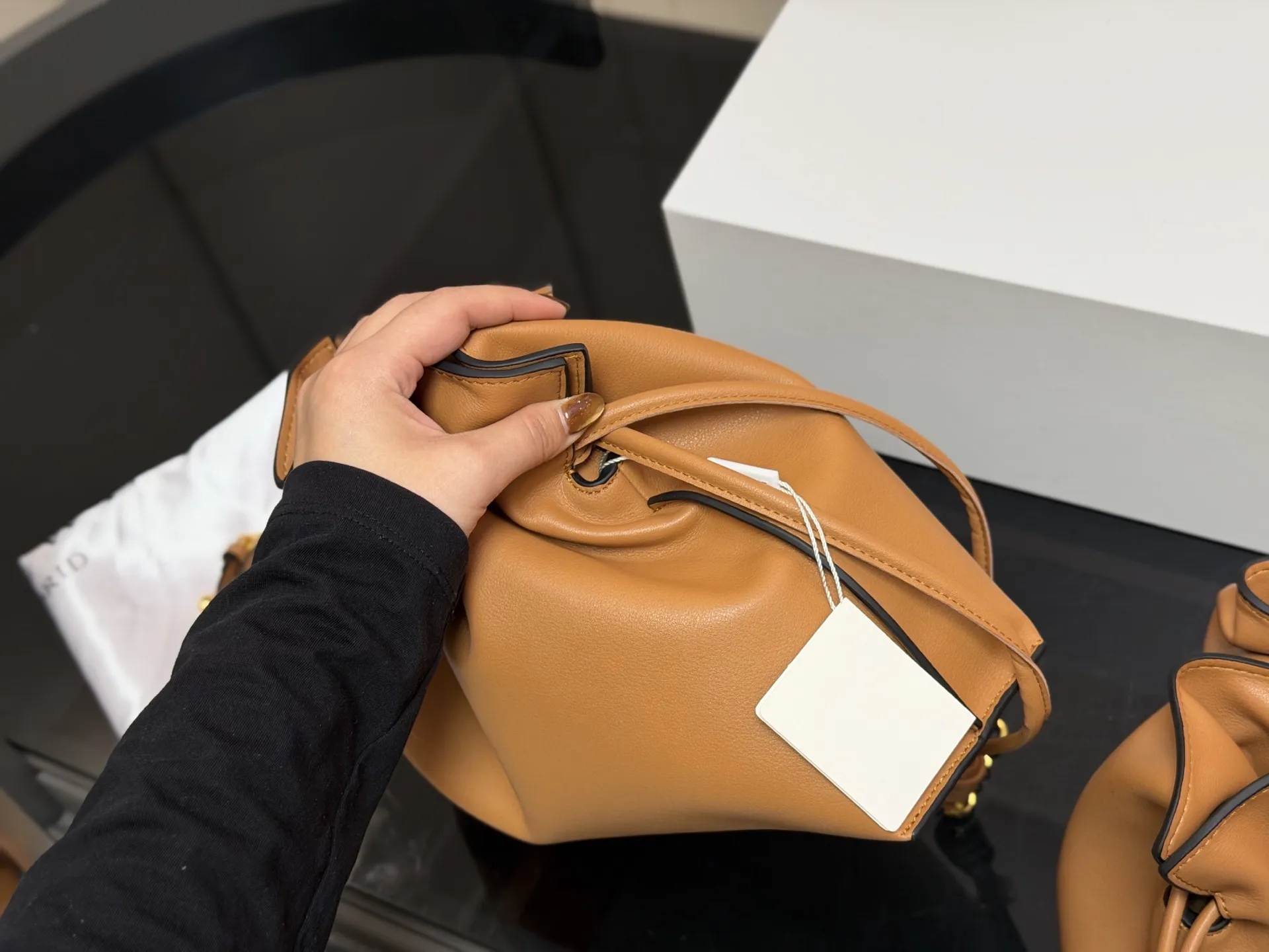 ¥235 ¥215 配折叠盒 Loewe 罗意威 Flamenco福袋包 手感柔软细腻,搭配Anagram金属标志,低调又奢华。容量大,通勤休闲都很适合。肩带可拆卸调节,手提、单肩、斜挎随心切换,灵活百搭國。磁扣开合方便,内部空问宽敞,收纳无压力。Flamenco 系列灵感源自西班牙弗拉门戈舞,优雅又有艺术气息。 尺寸:29.25cm 22.18cm