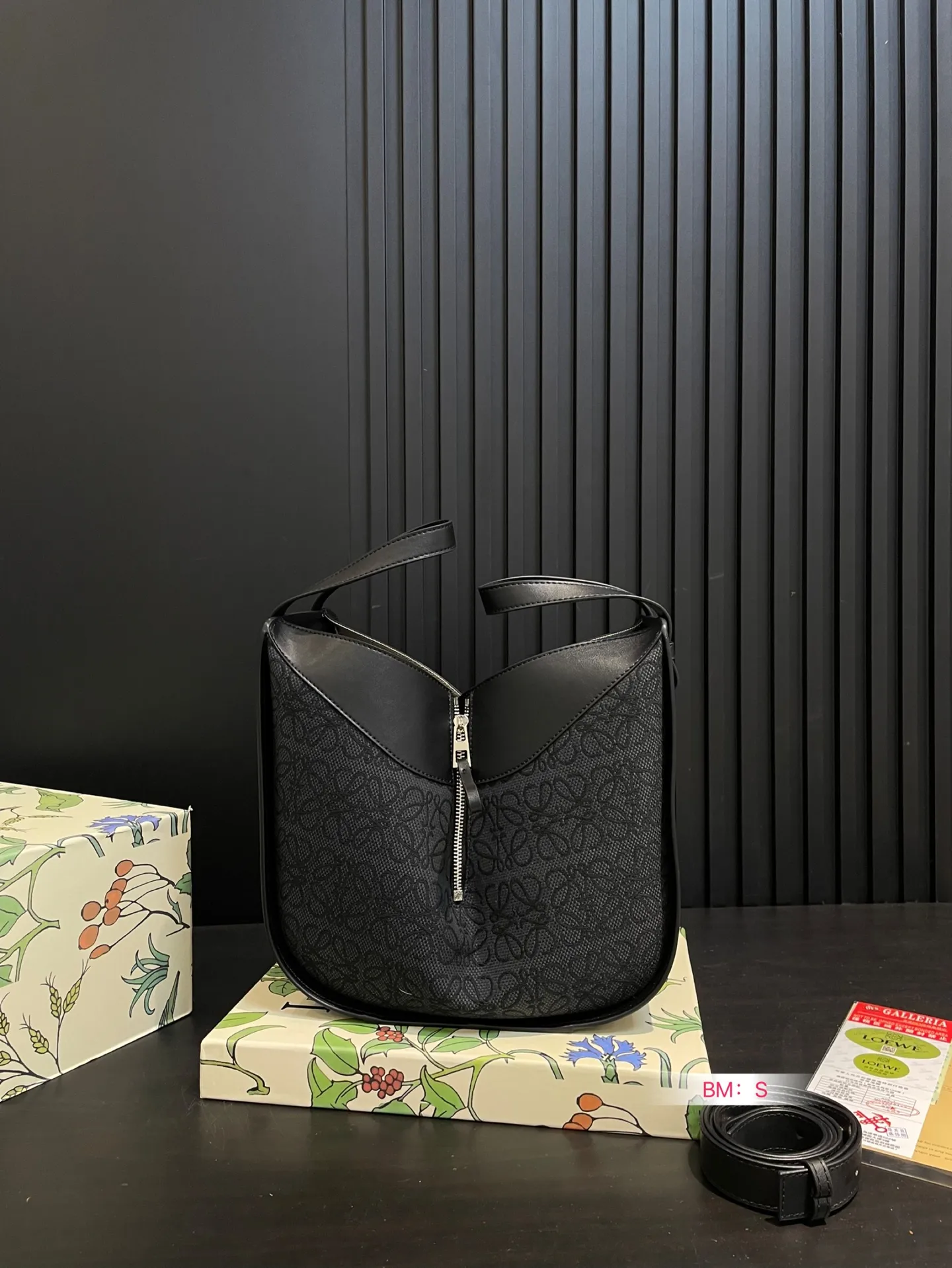 💰190 配盒 Loewe/罗意威🎒HAMMOCK吊篮水桶包,可爱暴击🔅超级Q 干净而利落的造型与背景.蕴含的优雅魅力.包包造型多变,可手提可单肩,设计简单利落 尺寸26*25cm