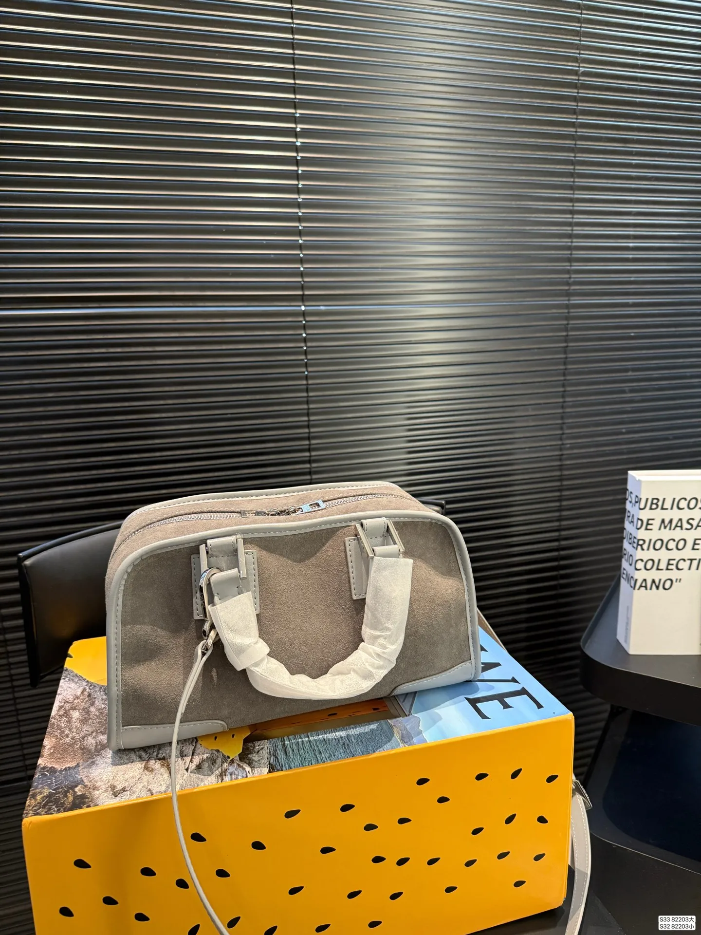 大号P215 小号P210 配盒子 罗意威这只简直太乖了 麂皮包今年冬天简直不要太火 银色loewe小锁也是酷的很 这个还可以加肩带单肩斜挎 一整个就是实用的美包！ 尺寸大36.5 21 小28.5 16 货号82203