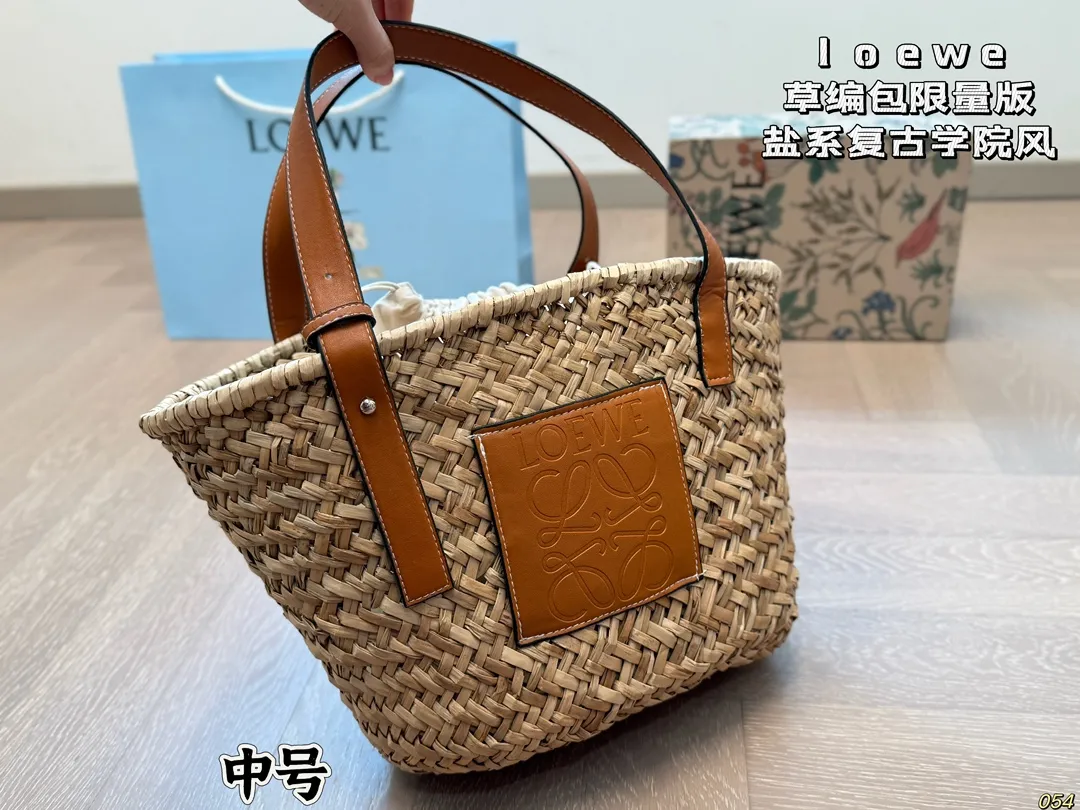 &yen;125/&yen;120/&yen;115 罗意威托特loewe草编包 即日常又耐脏的颜色 容量不容小觑哦✨ 尺寸：28 26/26 23/20 22