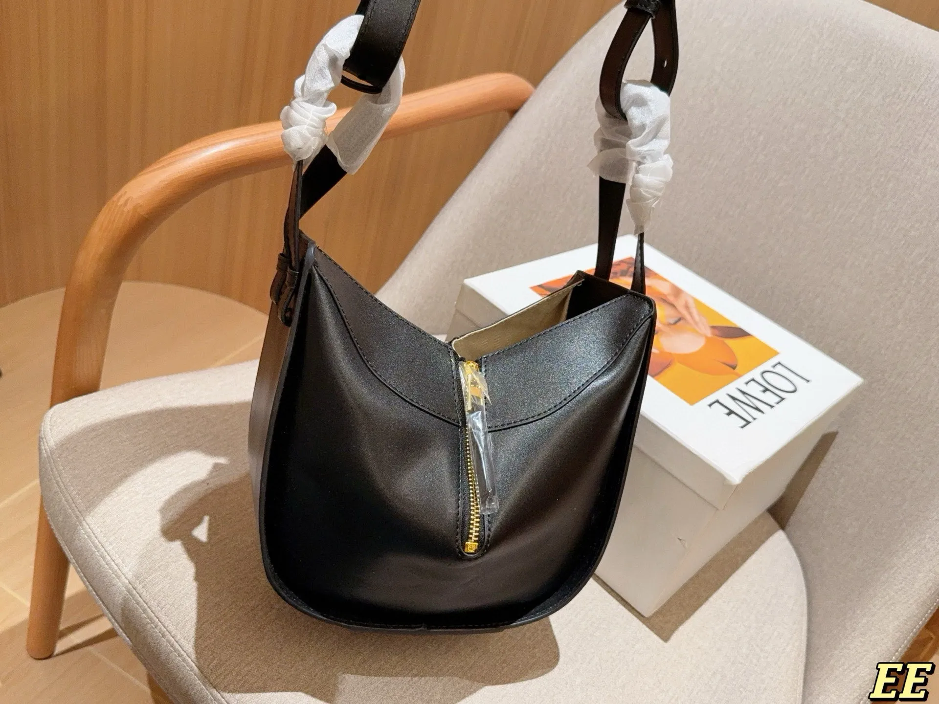💰190 Loewe罗意威 新款的hammock 吊床包 时尚界“变形金刚” 单肩、斜挎、手拎、N种背法👜 尺寸:21×22×13 礼盒包装🎁