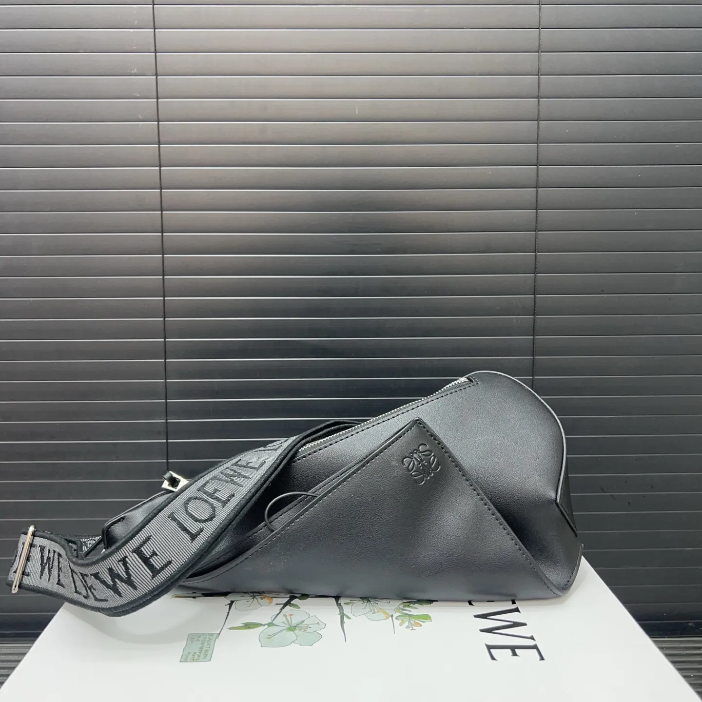 P255 LOEWE 罗意威 Anton Sling 银色配件装饰 小牛皮 胸包 牛皮单肩包斜挎包 经典百搭 实物拍摄 原厂原版面料 配送防尘袋 配盒 18 x 33 cm。