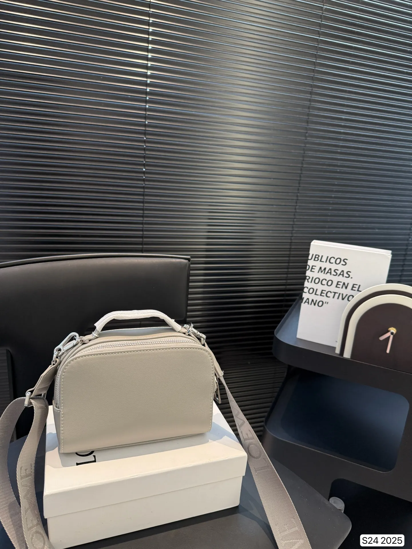 P170 配盒子 罗意威隐藏款，宝藏包包 罗意威的相机包妥妥的宝藏隐藏款 前后双容量大开口拉链可以单肩 斜挎手拎日产休闲 时尚百搭 西班牙小牛皮匠心之作万元之内的必选好物 #罗意威loewe #相机包 # 尺寸：18 13 货号2025