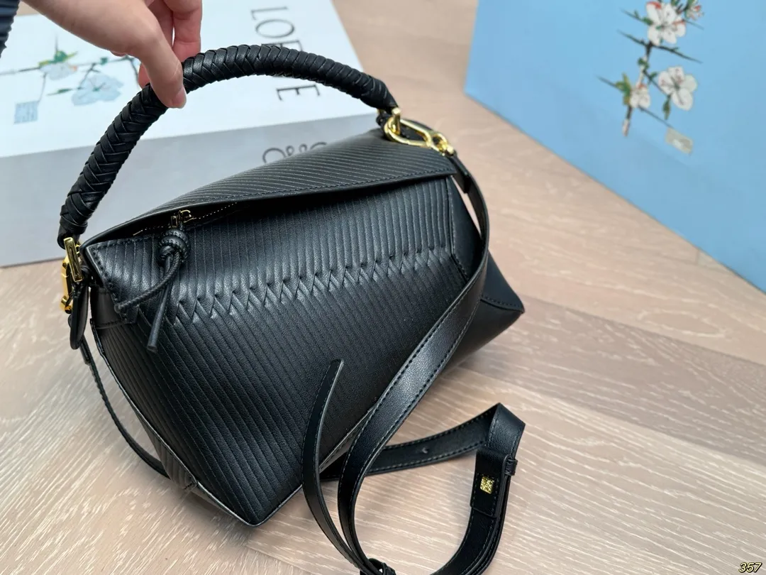 &yen;205折叠盒 罗意威loewe几何包 简约大气风格 更加轻盈 可轻松驾驭各种风格 是每个酷酷女孩必入款 尺寸：23 15