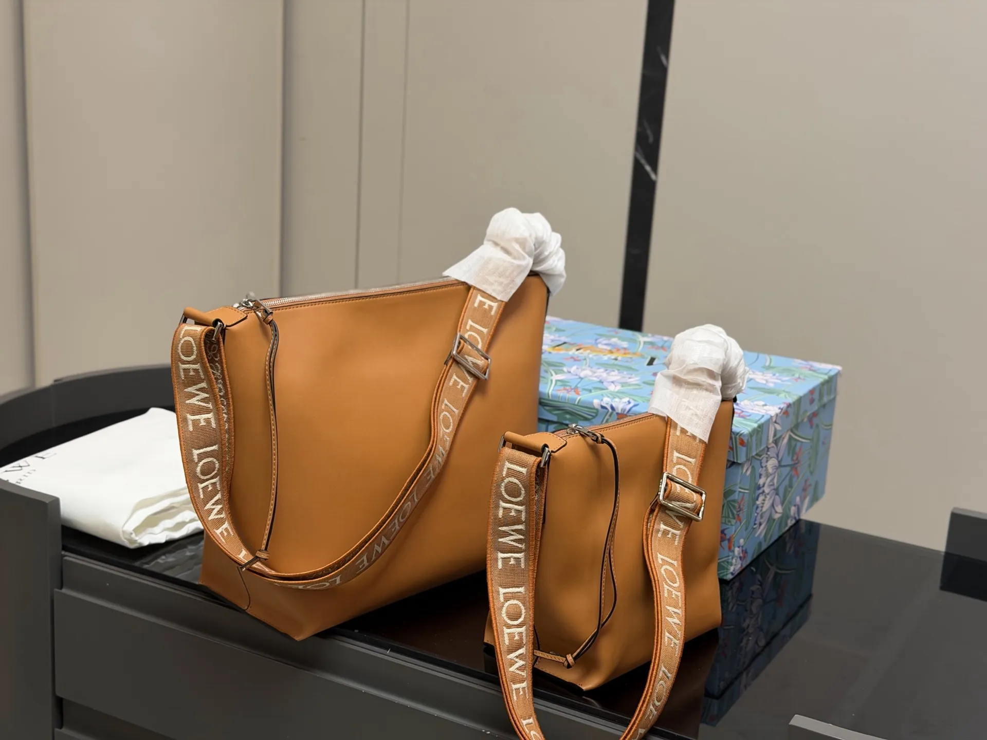 ¥185 ¥205 配盒 Loewe LOEWE/罗意威 牛皮cubi单肩包斜跨 loewe家比较低调的一个款式 小牛皮皮质超柔软自重又很轻 而且容量很大肩带可以调节能单肩斜挎 尺寸:21.22cm 33.29cm