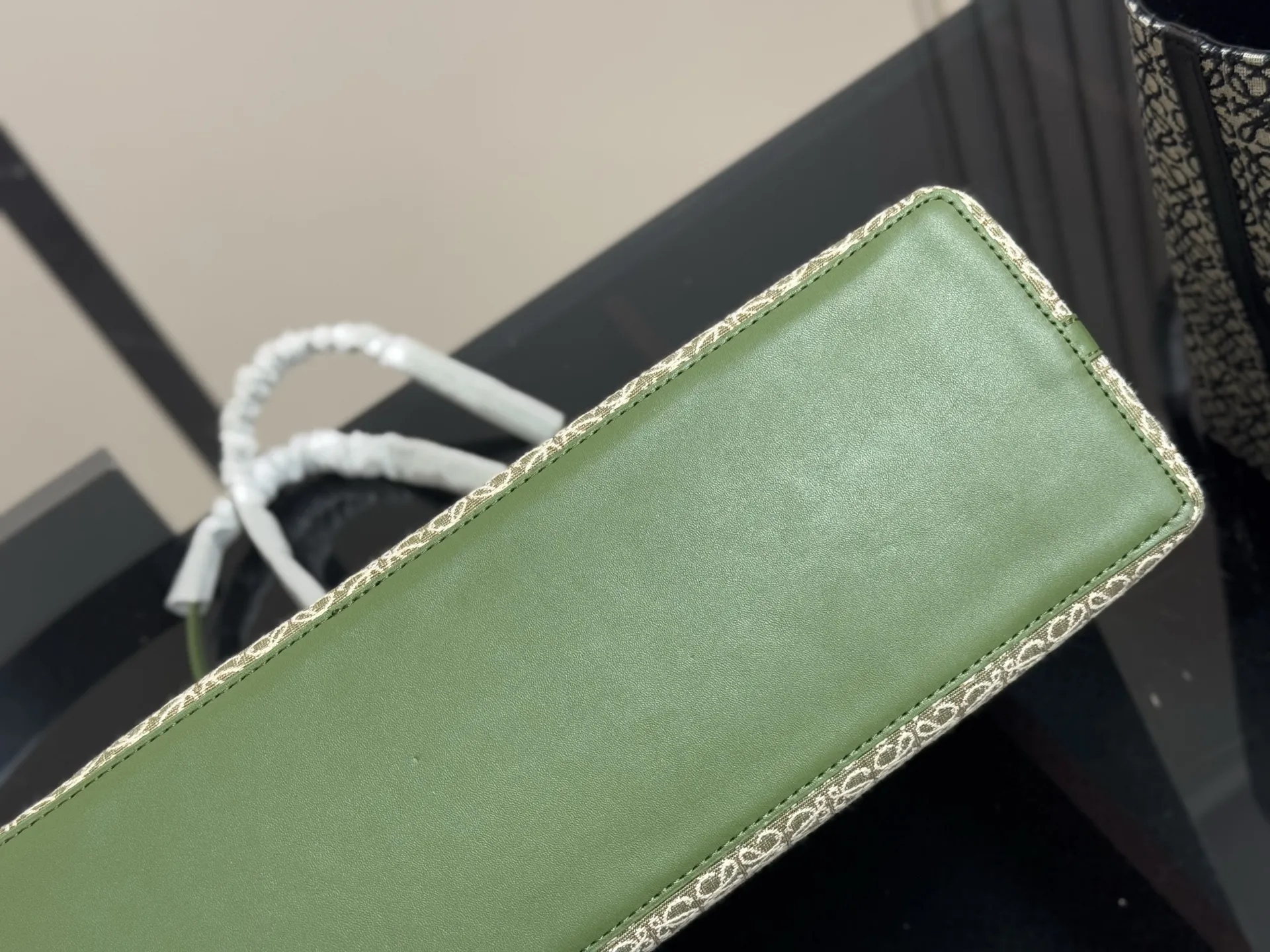 ¥155 size: 37*24cm(横) 罗意威帆布购物袋🛍️ 实物好装的一款包 最近出行都在背 皮帆布耐看有质感 它的容量很友好...