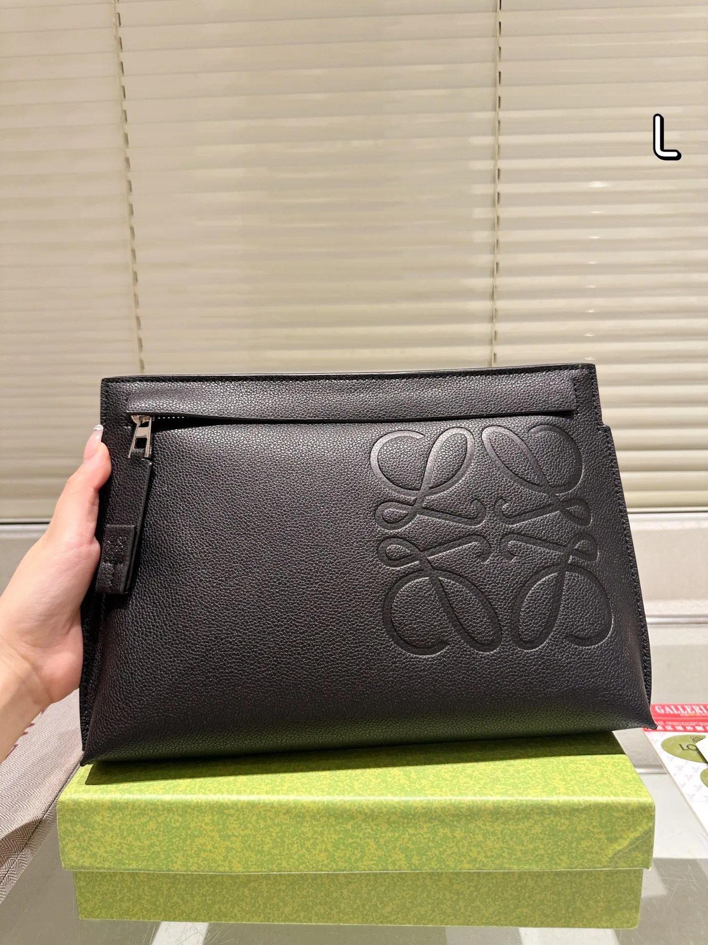 配礼盒🎁P140 Loewe 罗意威 手包 520限定手袋 甜而不腻的日常搭配 颜值质感被拿捏住了 凹造型必备✔️ 尺寸：31.20cm