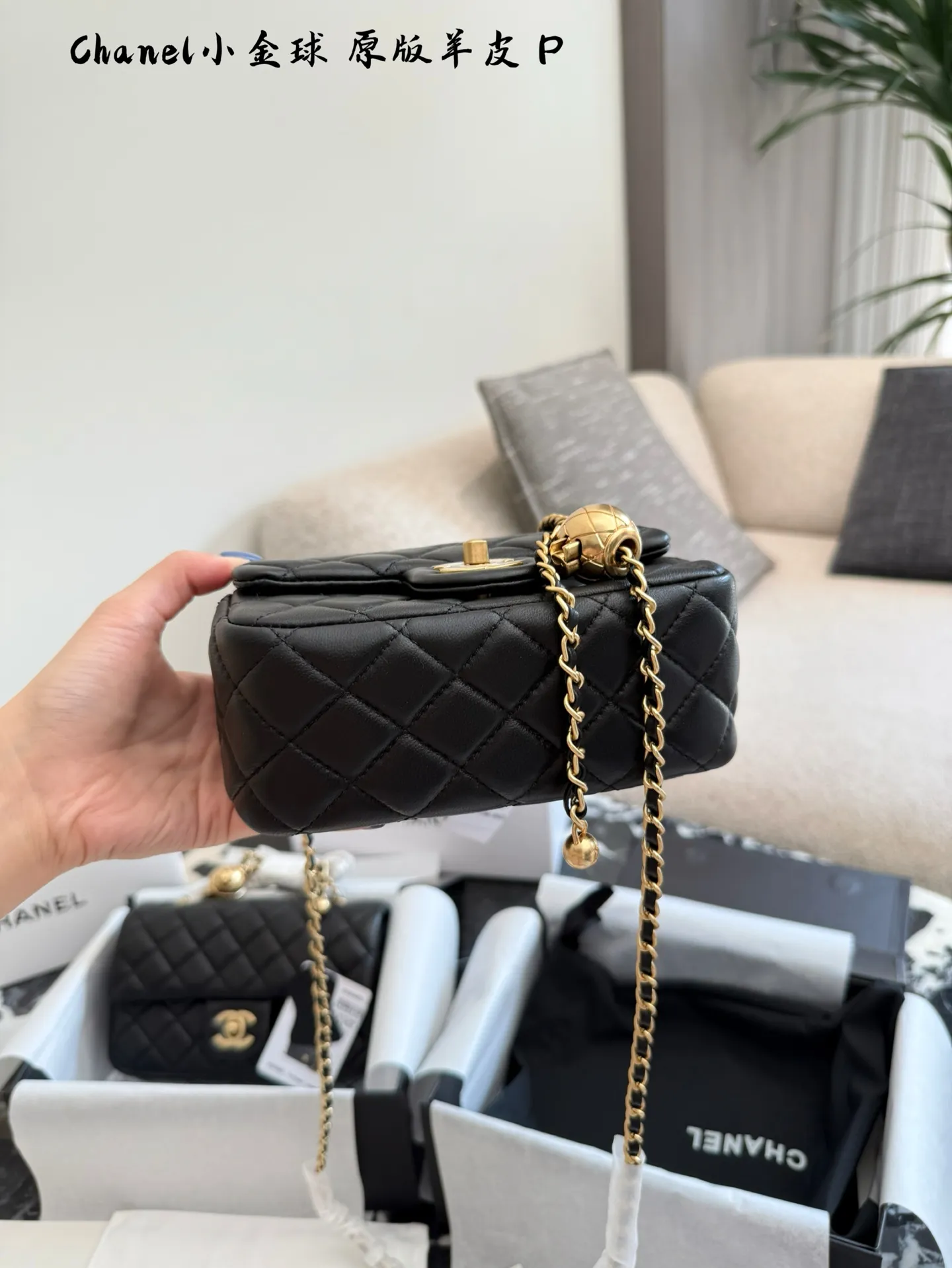 p220p225 羊皮 金球方胖子 “New Arrival” 最美金球方胖子人间香奈儿 白富美小姐姐必备款 ■单独夸最让人挪不开眼 就是小金球了太高级~ 今年的新款小香包链条可以调节 这一点太人性化了不管是高个子还是小个子圈都可以驾驭 #Chanel小金球 17cm20cm