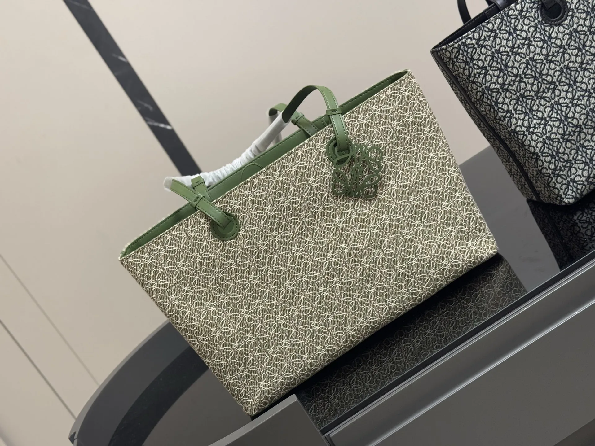 ¥155 size: 37*24cm(横) 罗意威帆布购物袋🛍️ 实物好装的一款包 最近出行都在背 皮帆布耐看有质感 它的容量很友好...