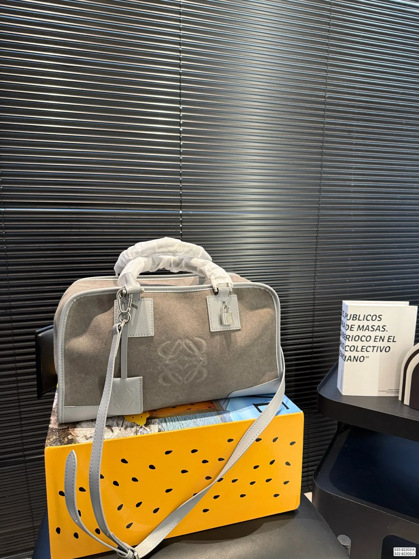 大号P215 小号P210 配盒子 罗意威这只简直太乖了 麂皮包今年冬天简直不要太火 银色loewe小锁也是酷的很 这个还可以加肩带单肩斜挎 一整个就是实用的美包! 尺寸大36.5 21 小28.5 16 货号82203