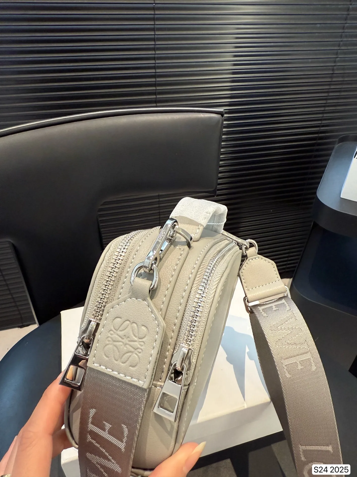 P170 配盒子 罗意威隐藏款，宝藏包包 罗意威的相机包妥妥的宝藏隐藏款 前后双容量大开口拉链可以单肩 斜挎手拎日产休闲 时尚百搭 西班牙小牛皮匠心之作万元之内的必选好物 #罗意威loewe #相机包 # 尺寸：18 13 货号2025