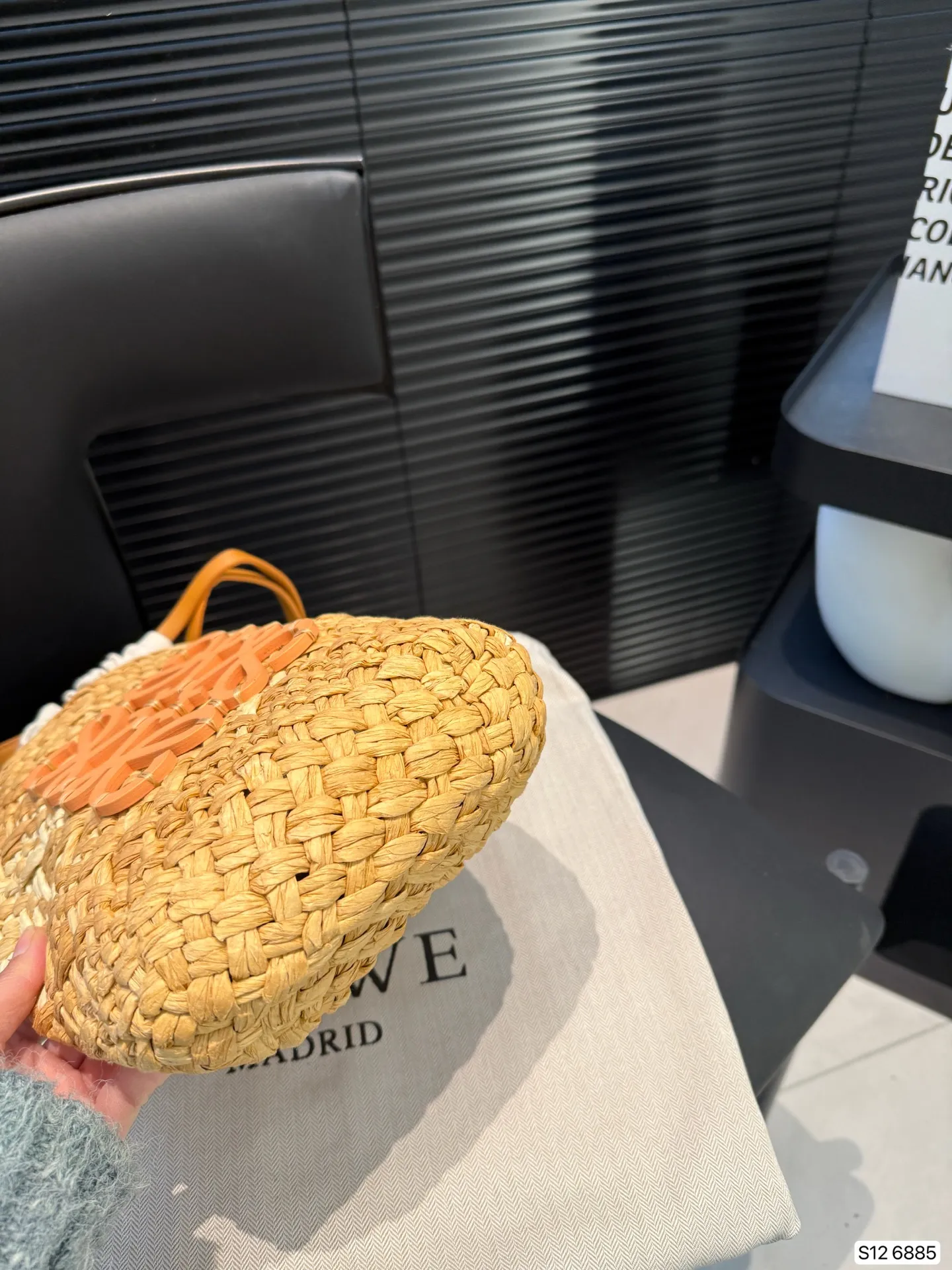 P110 罗意威编织购物袋 手感和视觉效果是一样的 包型更是完美,随意搭配!尺寸23 21 货号6885