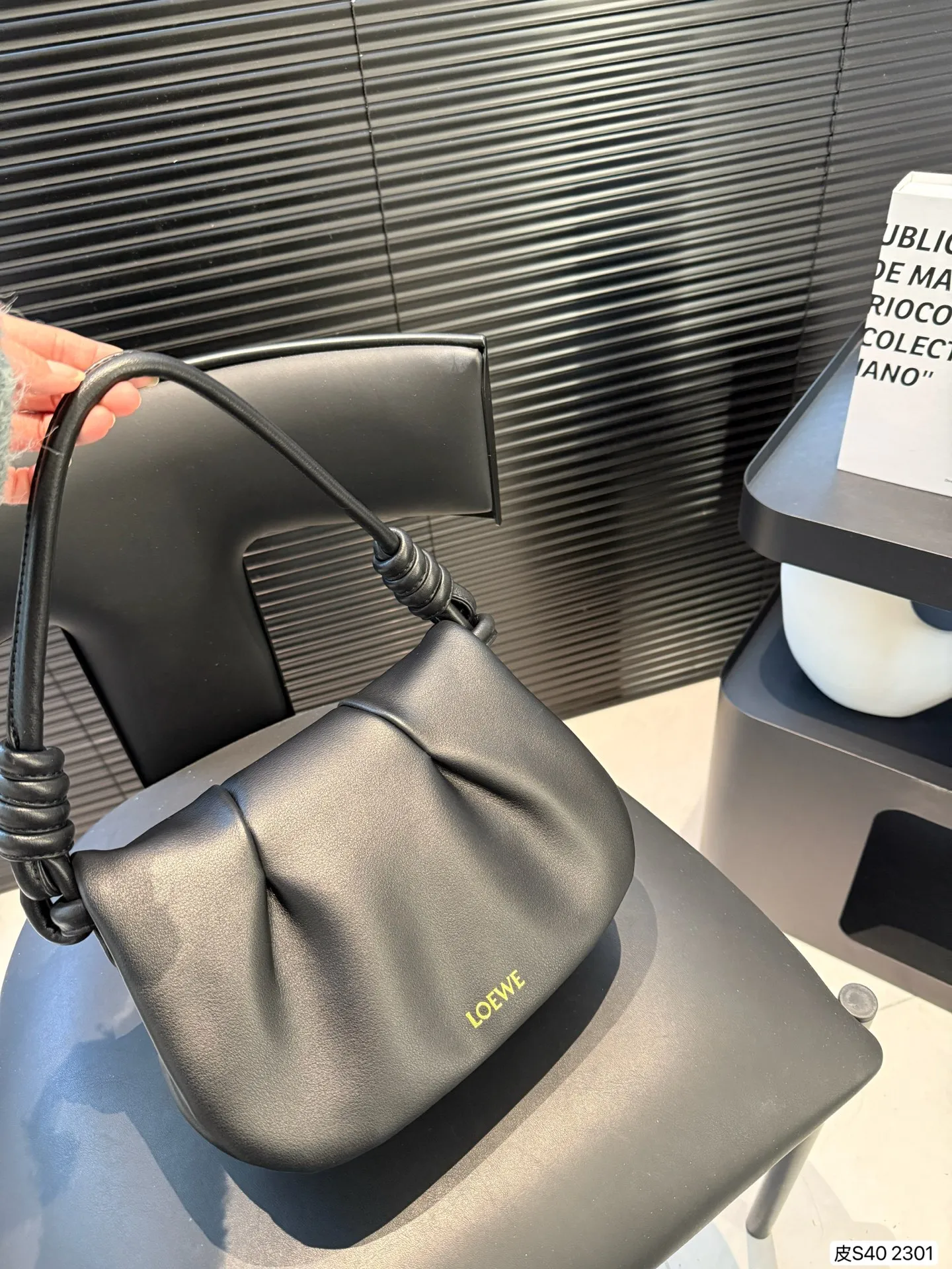 P250 纯皮罗意威腋下包 LOEWE 手拿包来给做一个搭配吧~ 小巧精致的同时容量也很够日常出街聚会带它柔软轻便 极简主义 洋溢着新鲜和时髦的气息漫步街头总会感到松弛和自在 尺寸:24 19 货号2301