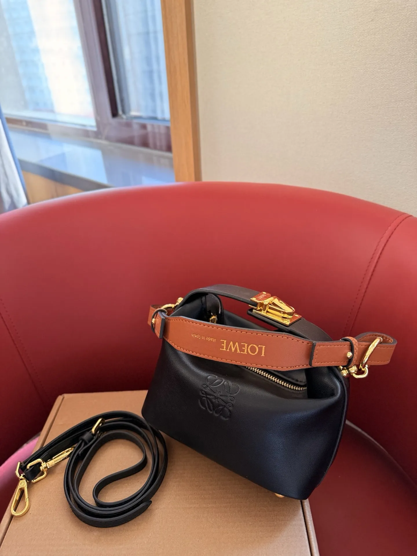 p130 礼盒包装🎁 罗意威最近超级火的便当包 最新款Loewe cubi 这个颜色最好看！ 尺寸16cm 搜索🔍罗威饭盒包