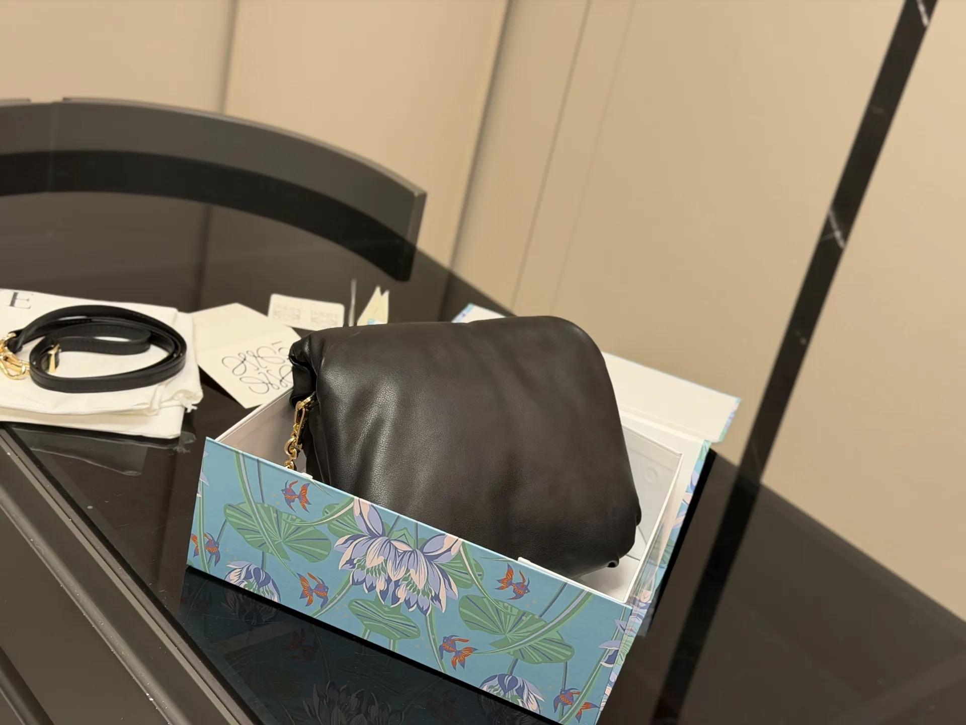 &yen;185 配折叠盒 size：22*17cm Loewe/罗意威 云朵枕头包 Gate Bag腋下斜挎包， 感觉gate是Loewe的礼物 ！ ⚠牛皮皮质！