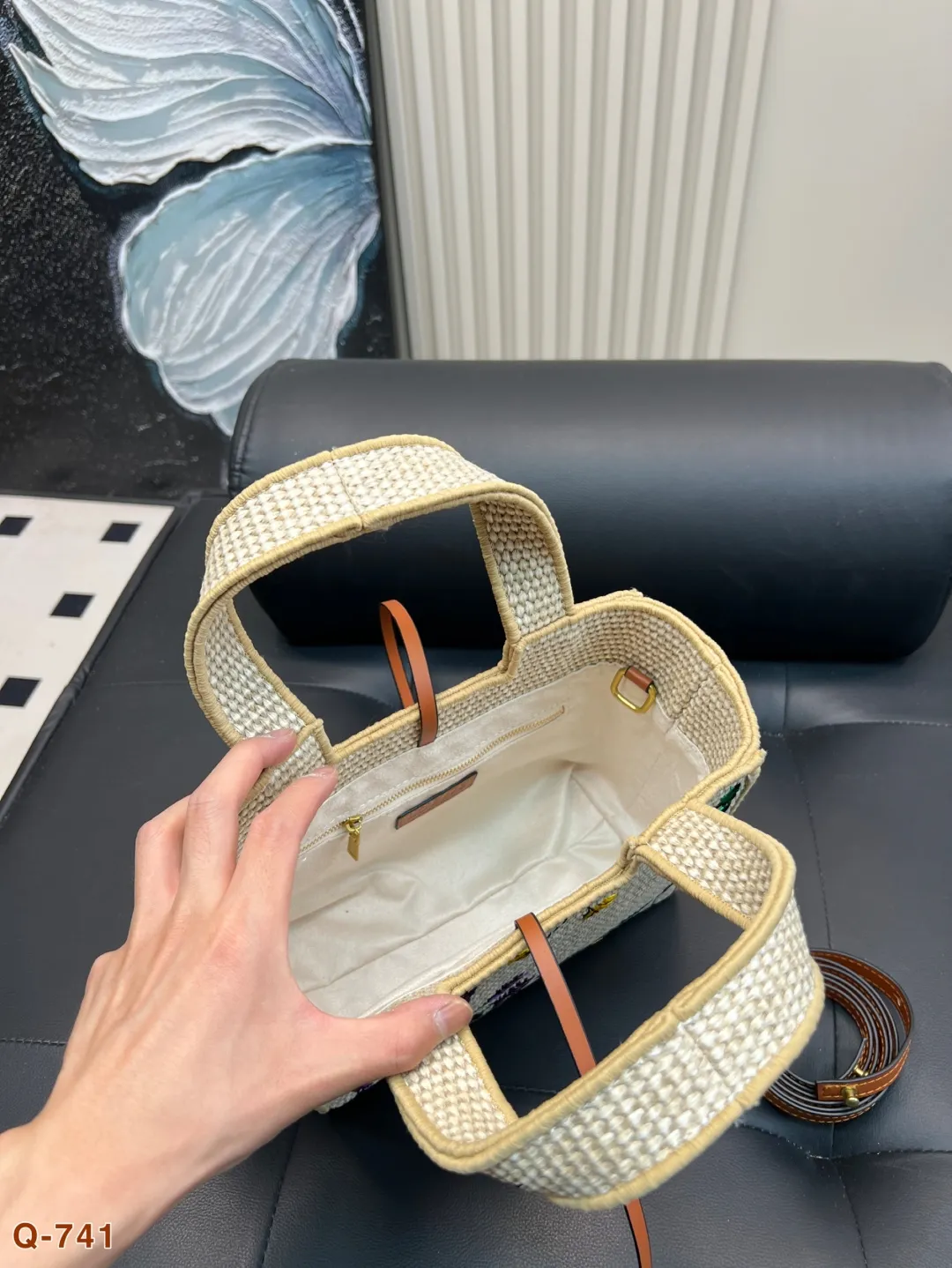 💰145💰150 好喜欢这个包!适合夏天罗意威Loewe草编包罗意威编织托特包Paulas's 1biza 夏日海岛系列推出了草编托特包包 巧妙融合了托特的商务之前线条和草编的夏日风情,加上Loewe粗体大logo 真的很难不爱呀,尺寸大号30 24 小号23 17cm