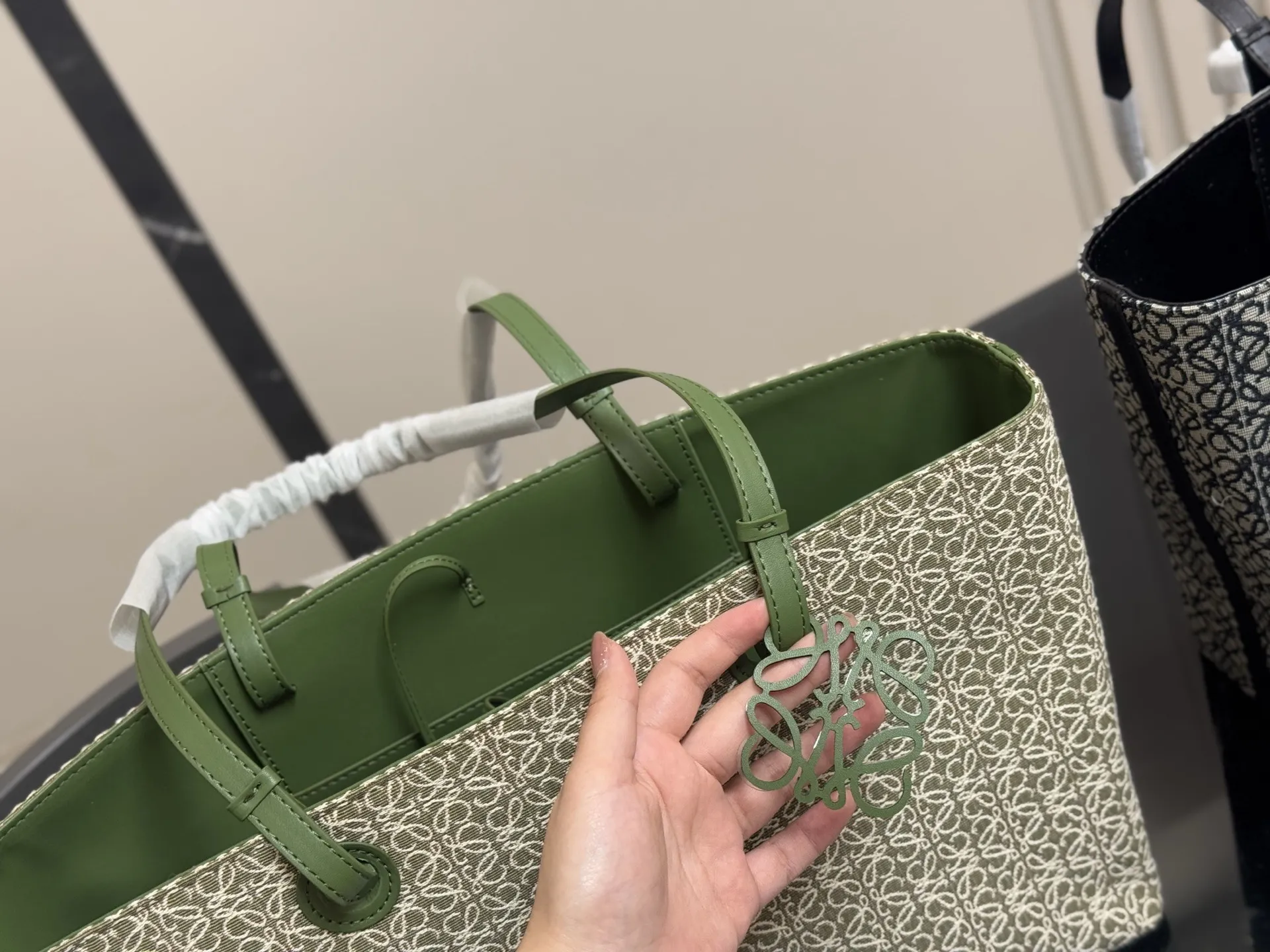 &yen;155 size： 37*24cm（横） 罗意威帆布购物袋🛍️ 实物好装的一款包 最近出行都在背 皮帆布耐看有质感 它的容量很友好...