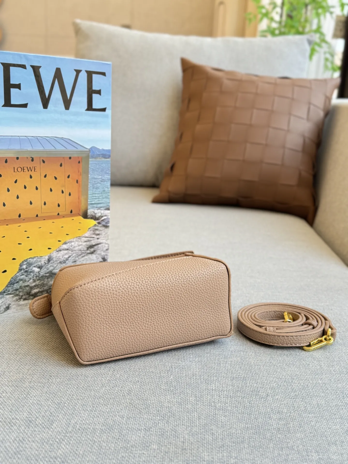 大💰160 折叠盒 小💰140 折叠盒 size：24&times;17/16&times;12 LOEWE罗意威 Puzzle 几何包/拼图包手提斜挎单肩包 焦糖色很🔥也很百搭 一年四季都可以背 低调又高级，闭眼入~ 这款自带logo的宽肩带puzzle太爱啦 妥妥时髦精一枚 满满的高级感扑面而来 经典永不过时的几何包，好心动啊